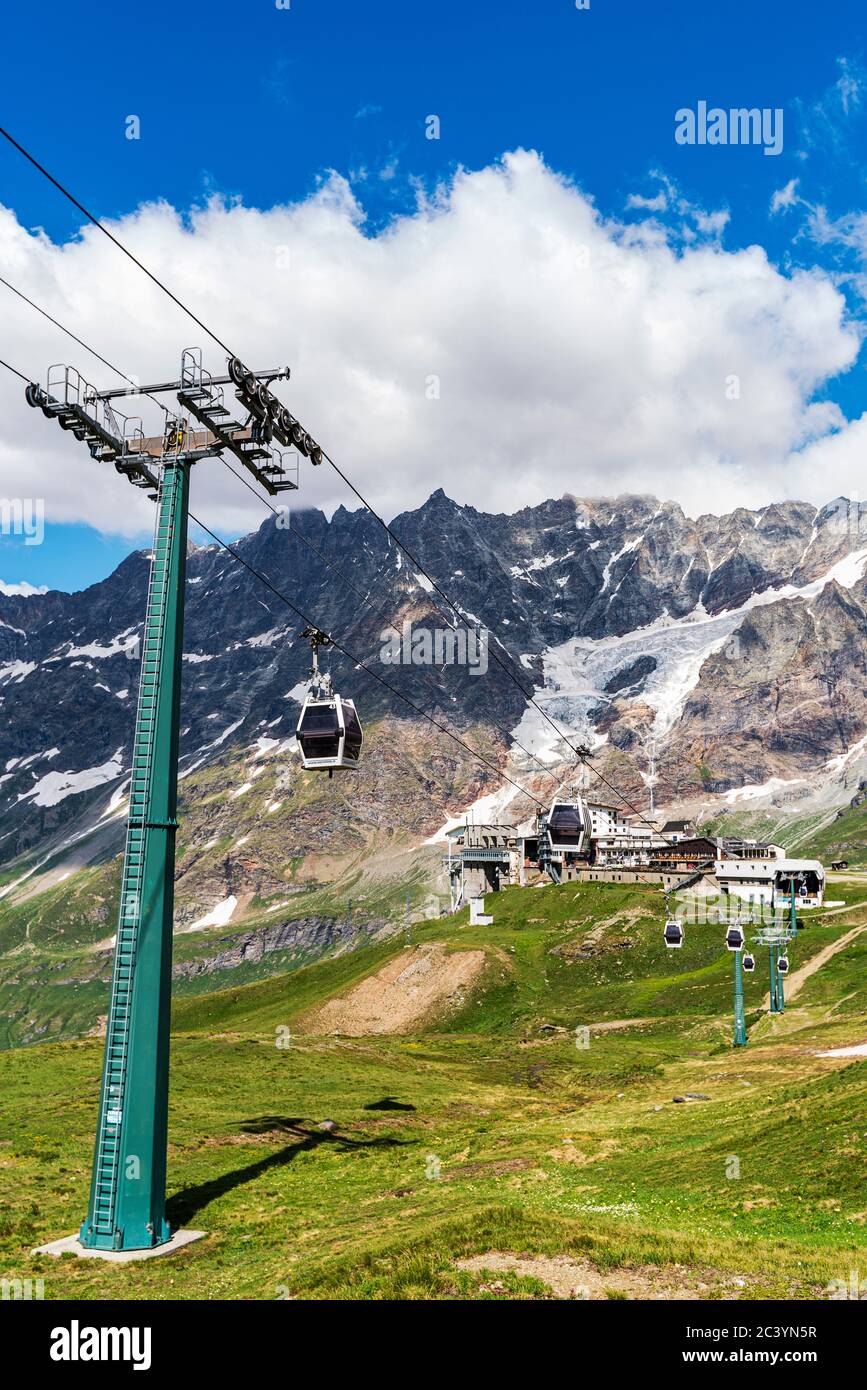 Téléphériques près de Cervino Mountain - Italie. Prairie, nature et un beau ciel nuageux. Banque D'Images