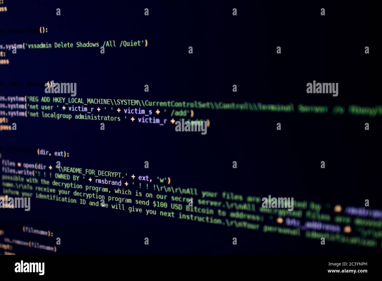 Code source de ransomware avec avis demandant de l'argent dans Bitcoin pour déchiffrer des fichiers. Code source de script malveillant qui crypte les fichiers sur le pc de la victime. Banque D'Images