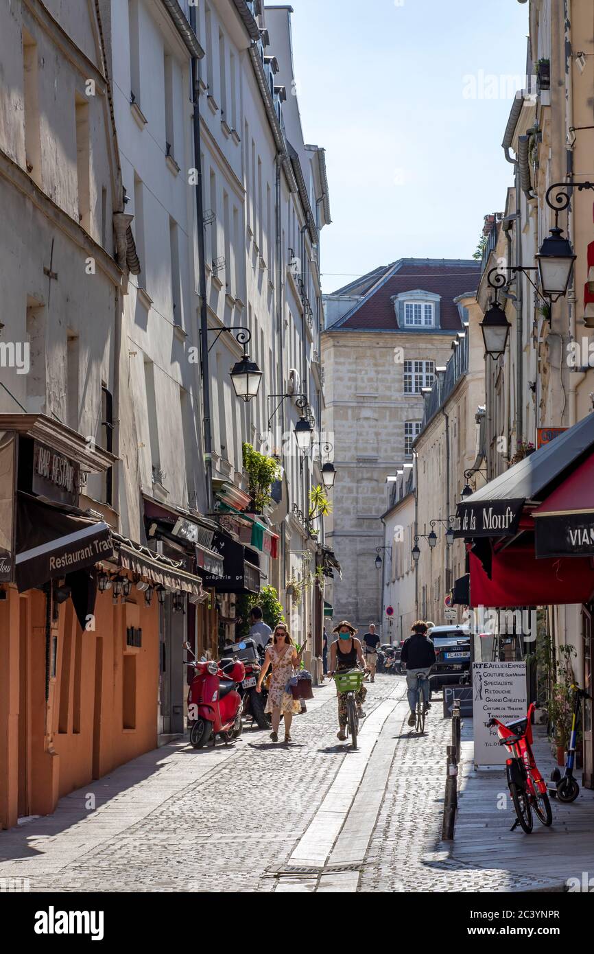 Paris, France - 26 mai 2020 : gens faisant du shopping dans le célèbre quartier de Mouffetard, connu comme rue populaire du marché et lieu de vie nocturne en latin Banque D'Images