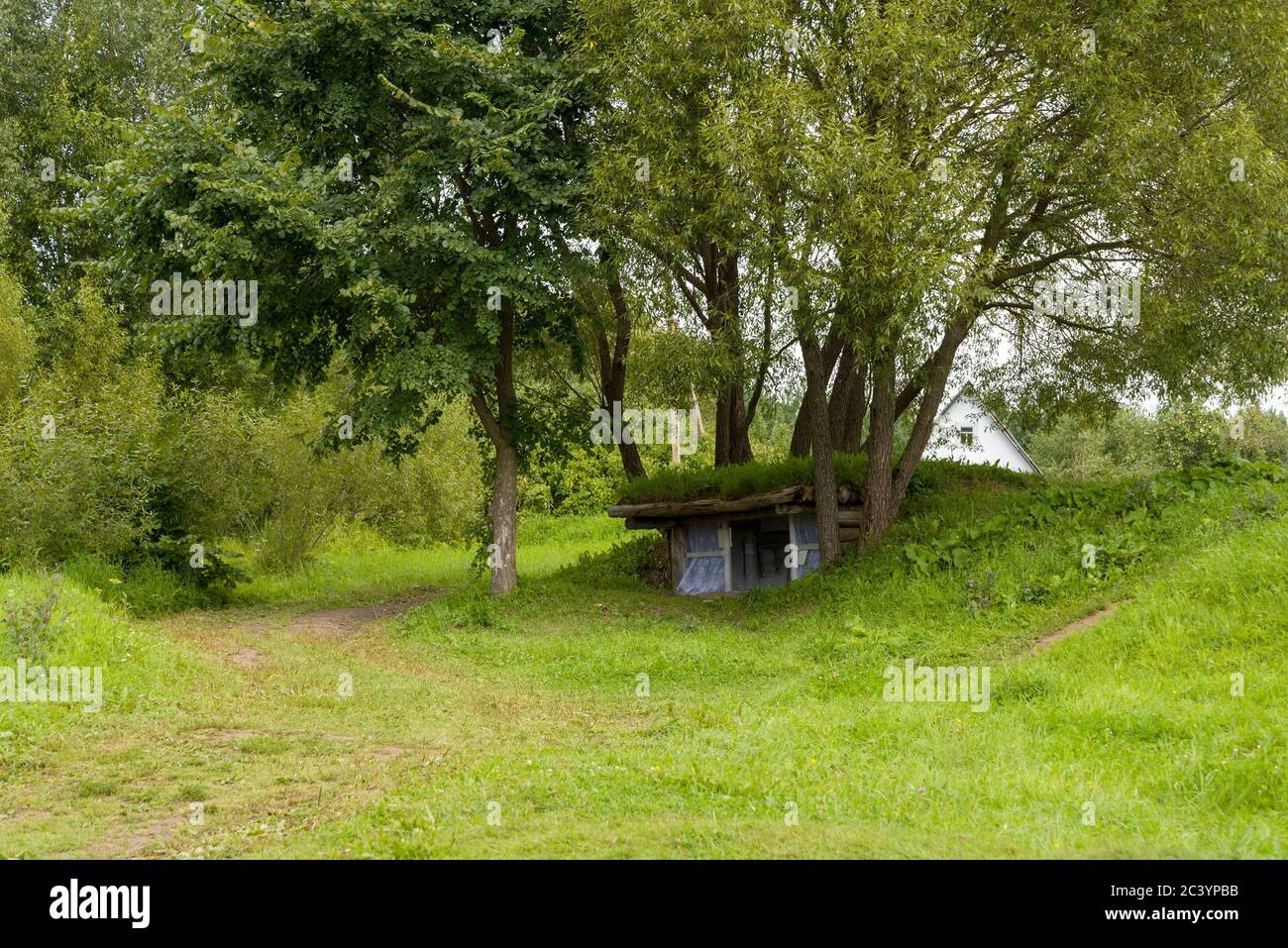 Ancienne maison de terre près de la forteresse russe médiévale. Le concept du tourisme et du voyage. Banque D'Images