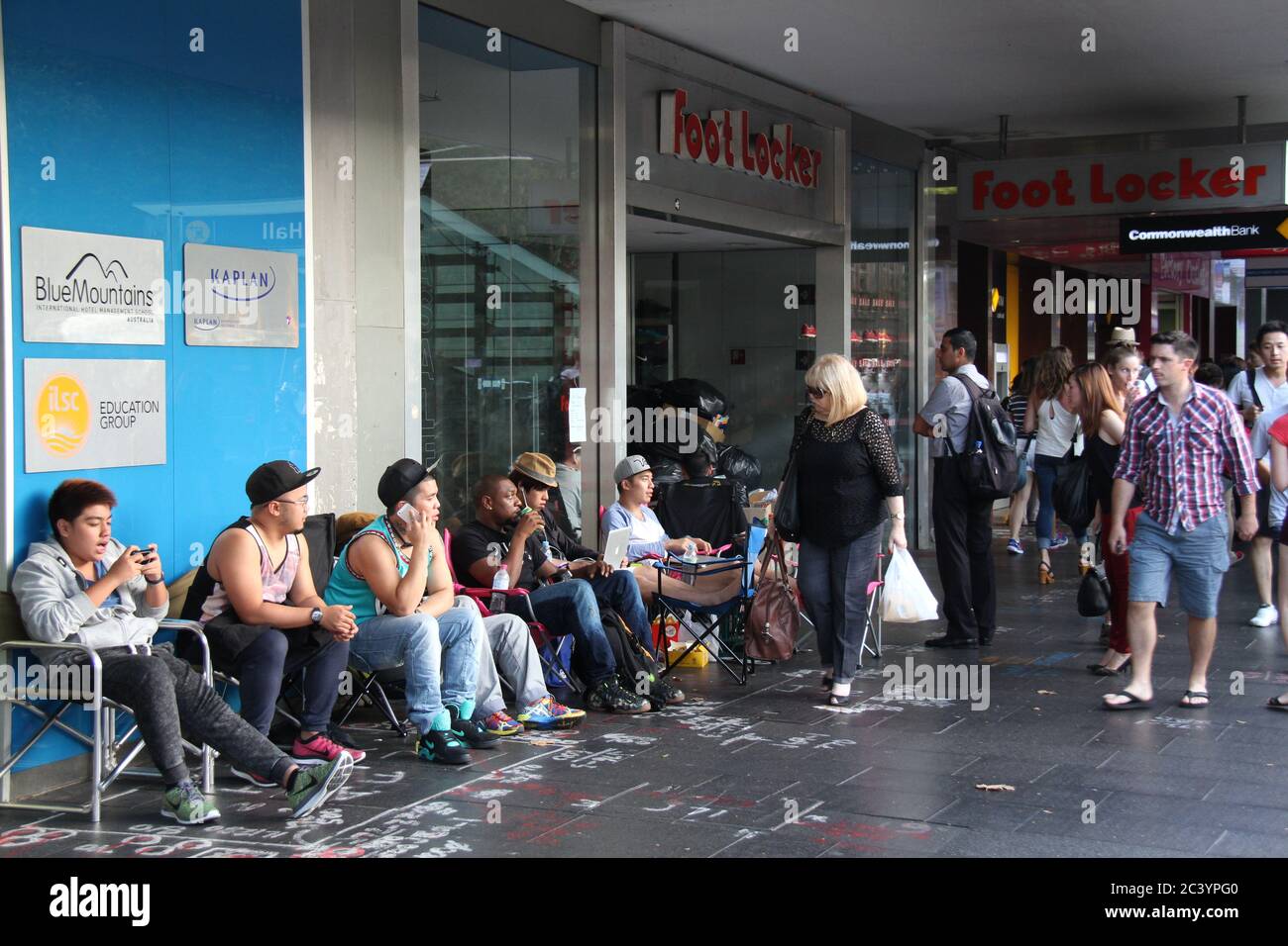 Les gens commencent à faire la queue devant foot Locker sur George Street  Sydney pour le Nike Air Jordan 3 Lab 5. Certains dans la file d'attente  portent des baskets ait Jordan
