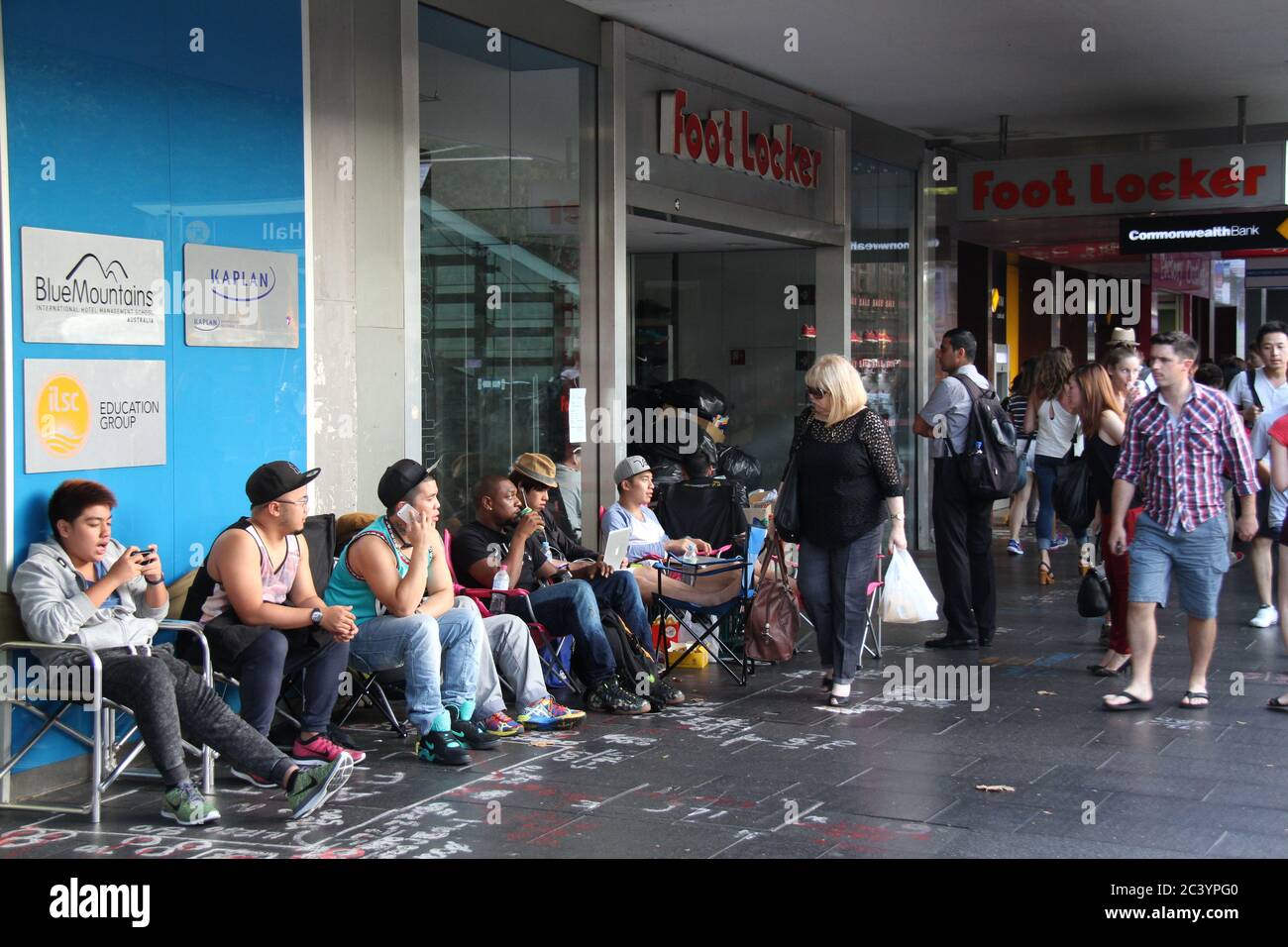 Les gens commencent faire la queue devant foot Locker sur George