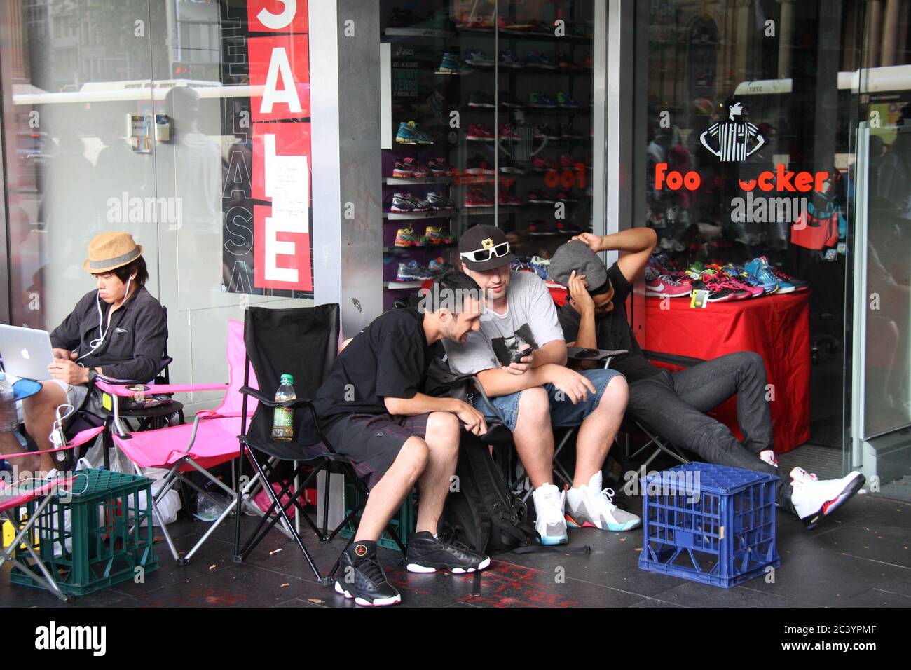 Les gens commencent à faire la queue devant foot Locker sur George Street  Sydney pour les Nike Air Jordan 3 Lab 5's. Certains dans la file d'attente  portent des baskets Air Jordan