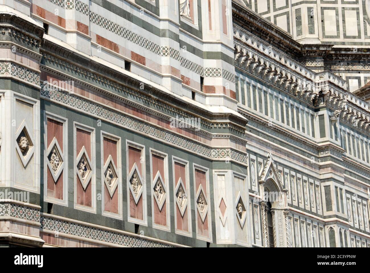 Le marbre de la cathédrale de Florence date de 1887. La broderie en marbre d'Emilio de Fabras, un exemple important de style néo-gothique en Italie. Banque D'Images