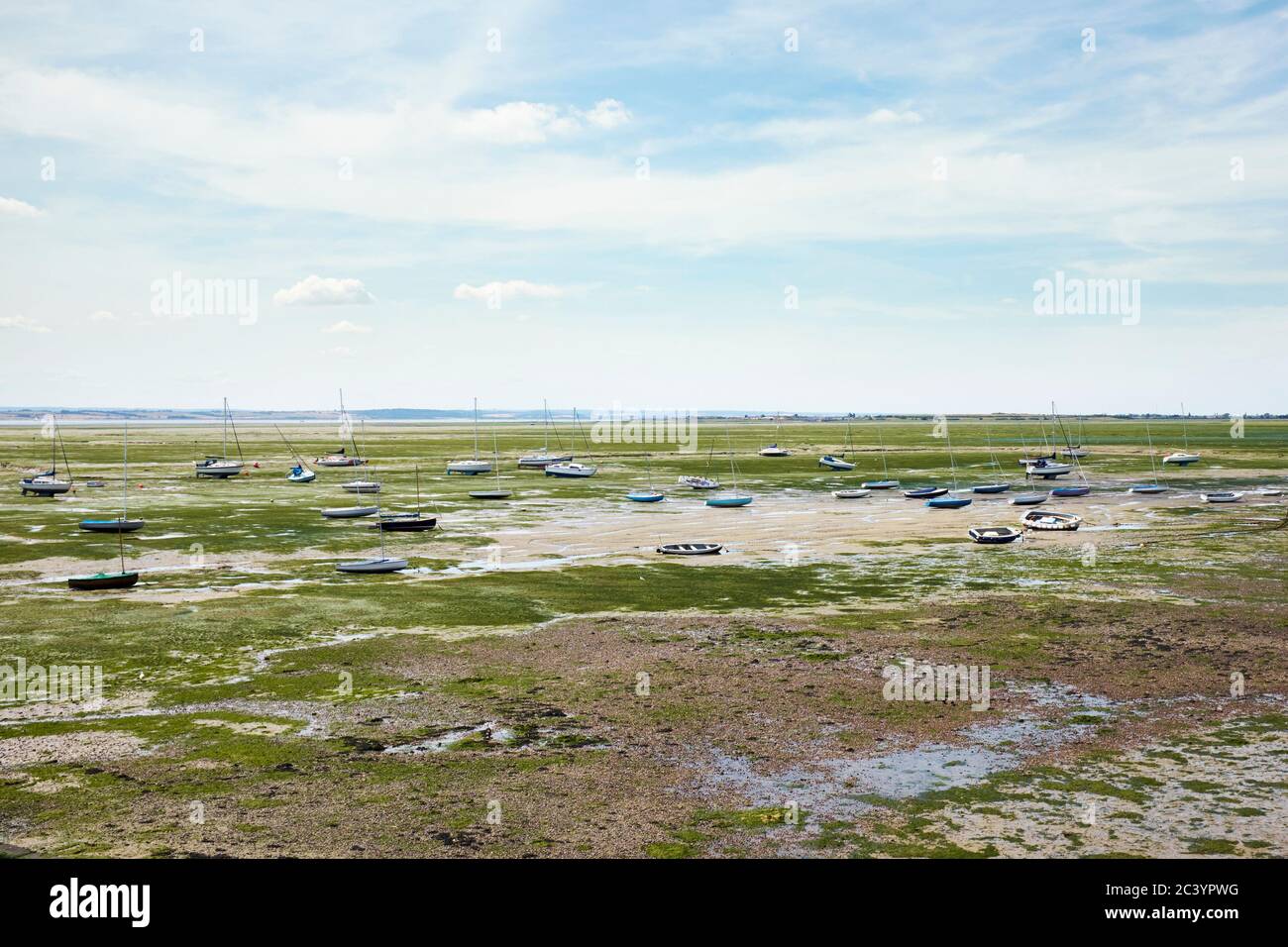 Une vue côtière sur l'estuaire de la Tamise à marée basse, Leigh-on-Sea, Essex, Royaume-Uni. Banque D'Images