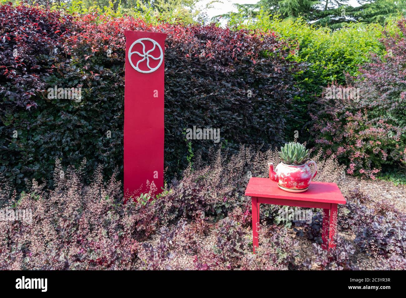 Le Studio Red Garden, un hommage à Henri Matisse, l'un d'un certain nombre de jardins thématiques à Kathy Brown's Garden, Stevington, UK Banque D'Images