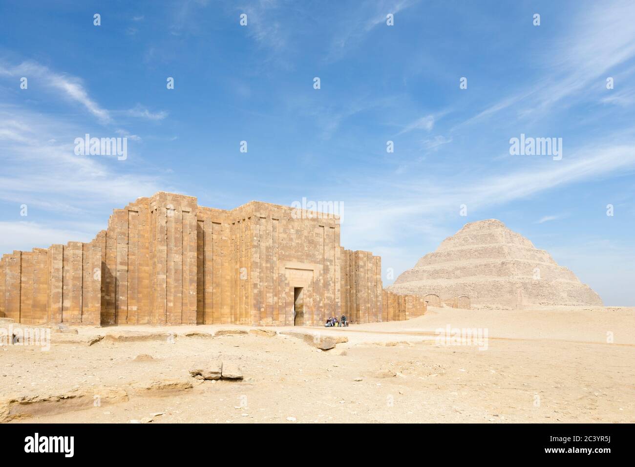 Hall hypostyle et pyramide à gradins au complexe funéraire de Zoser à Saqqara, Egyp Banque D'Images