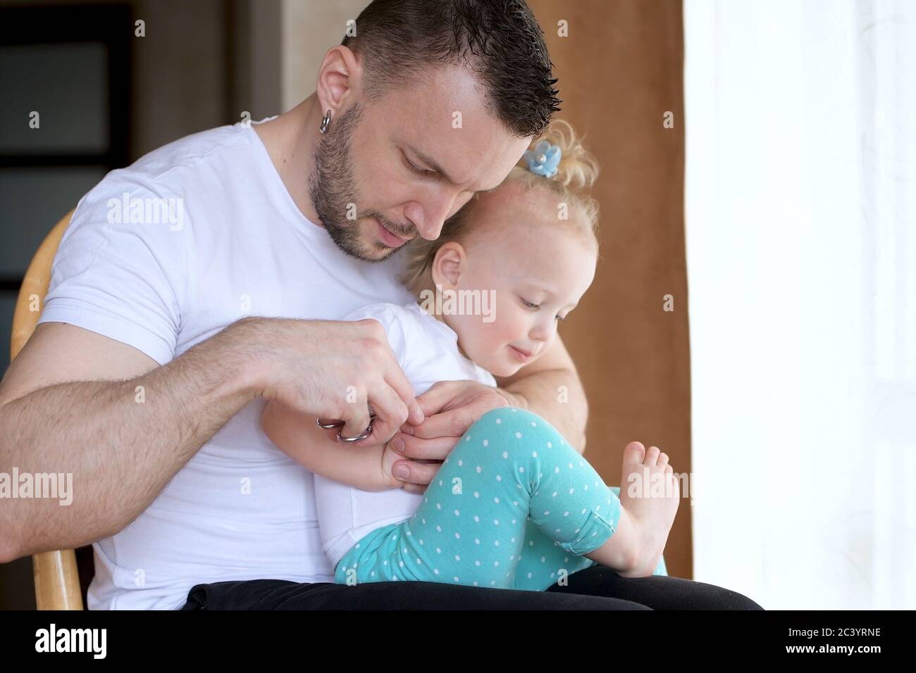 Le Pere Coupe Ses Ongles A Sa Petite Fille Papa Et Bebe Ont Un Grand Moment Photo Stock Alamy Le Pere Coupe Ses Ongles A Sa Petite Fille Papa Et Bebe Ont Un Grand Moment Photo Stock Alamy