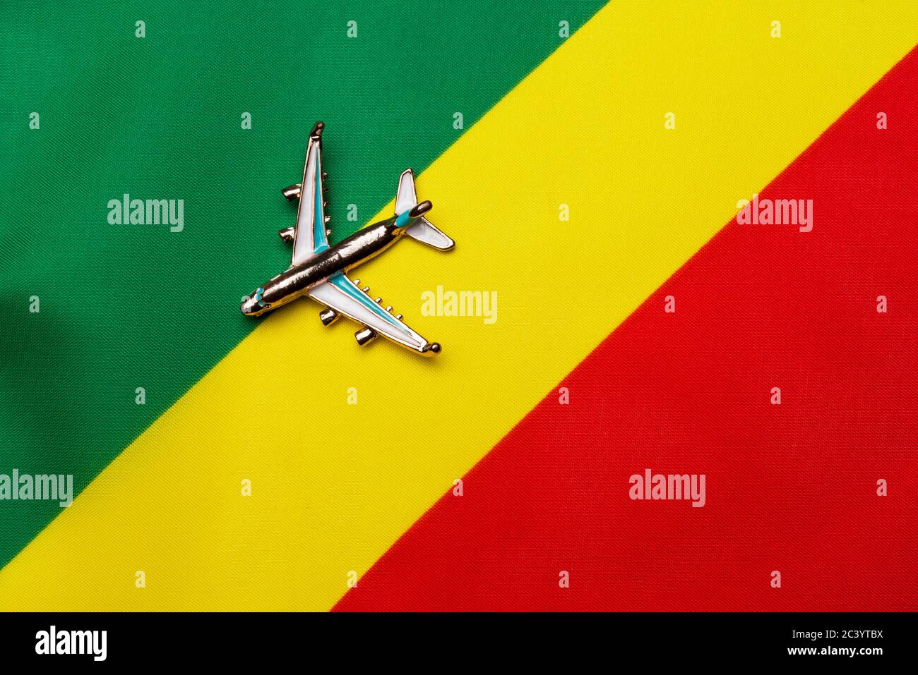 Avion au-dessus du drapeau du Congo le concept de voyage et de tourisme. Avion jouet sur un drapeau en arrière-plan. Banque D'Images