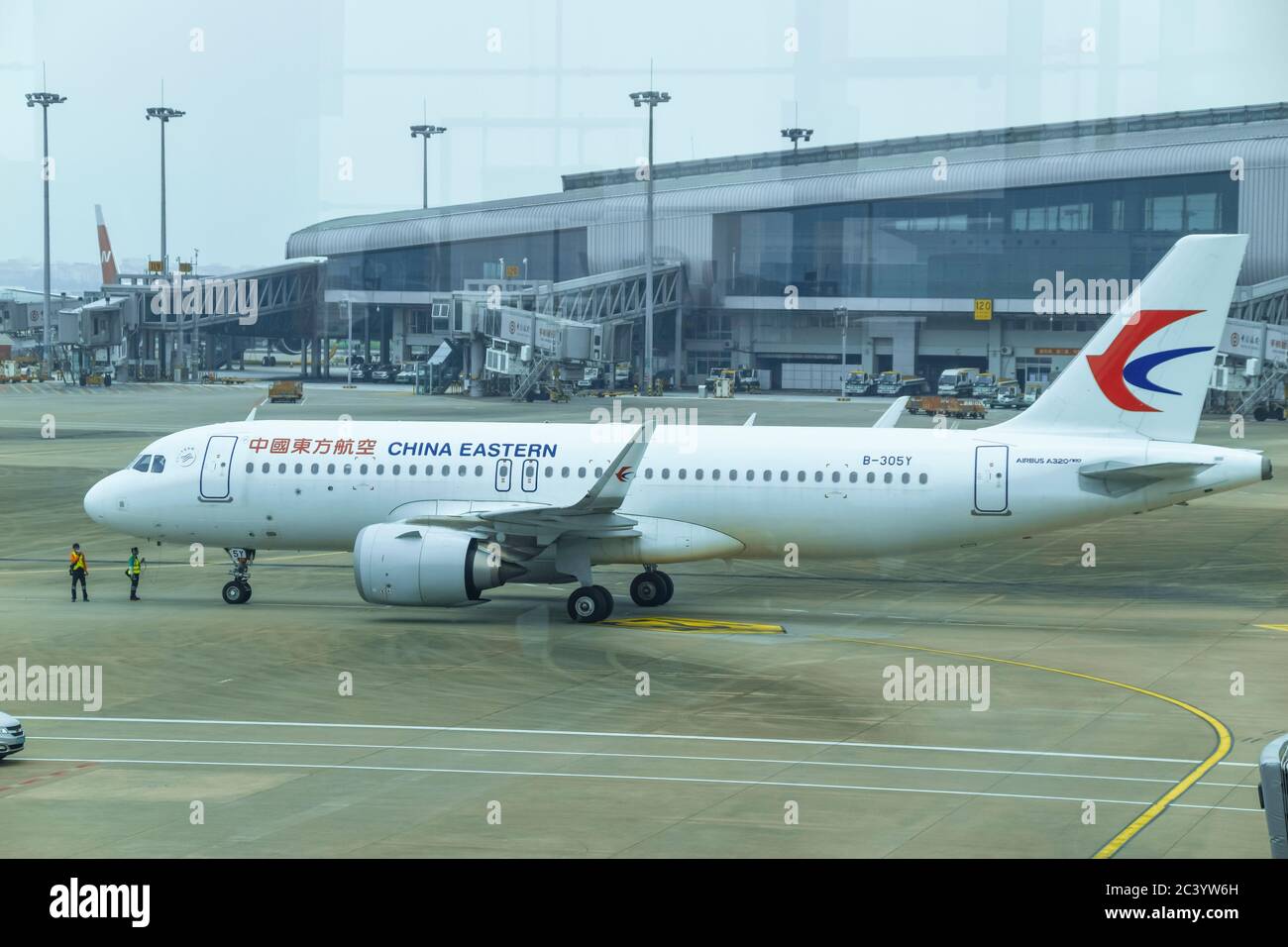 Guangzhou, Chine - 10 juin 2020 : avion A320neo Airbus de China Eastern Airlines à l'aéroport de Guangzhou Baiyun (CAN) en Chine. Airbus est une airc européenne Banque D'Images