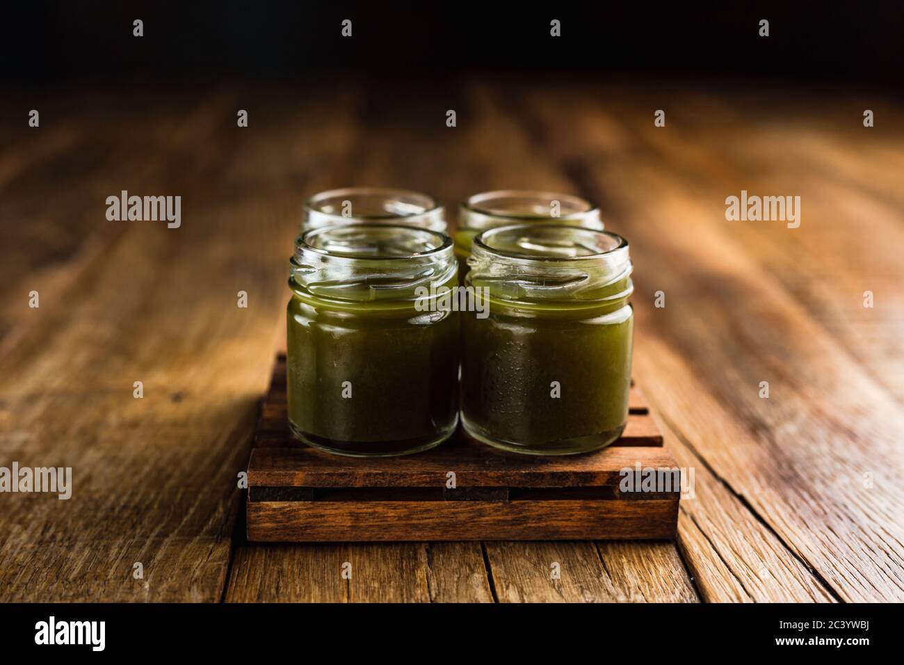 Des tireurs alcoolisés de couleur verte ou des boissons sur une table en bois Banque D'Images