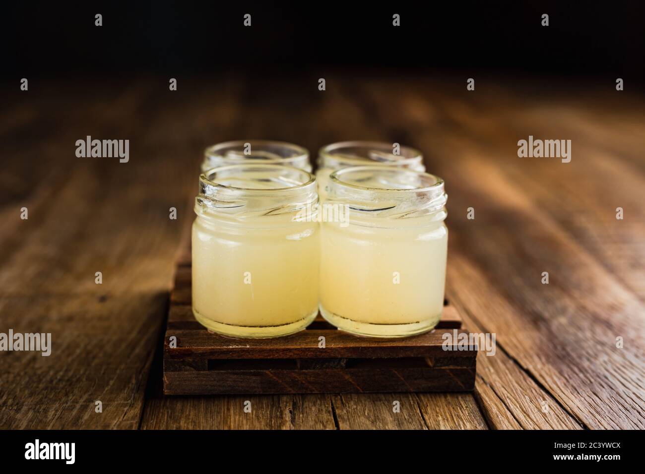 Des tireurs alcoolisés de couleur jaune ou des boissons à tirer sur une table en bois Banque D'Images