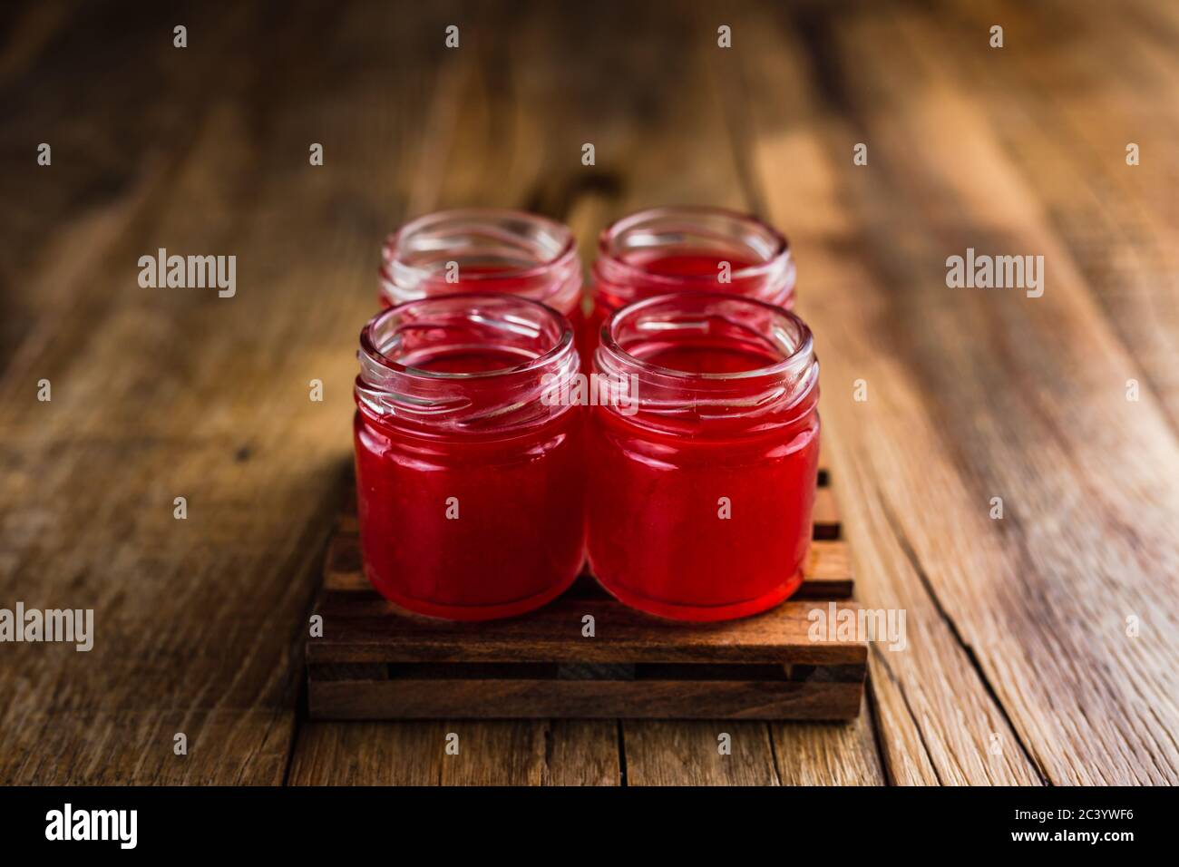 Des tireurs alcoolisés de couleur rouge ou des boissons sur une table en bois Banque D'Images