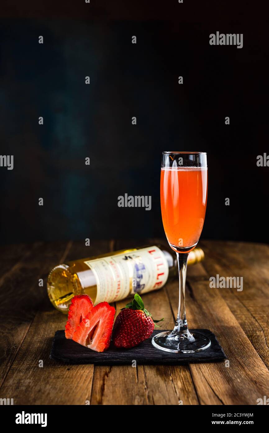 Biélorussie, Minsk - 12.03.2020: Cocktail mousseux avec Lillet et fraise dans un verre à flûte Banque D'Images
