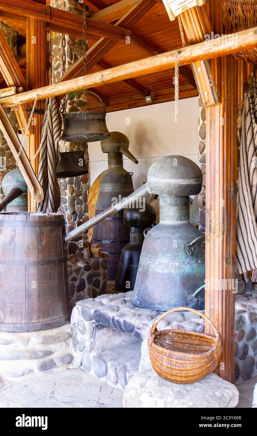 Un ancien dispositif pour la distillation et l'extraction de l'huile de fleurs de rose. Mise au point sélective avec faible profondeur de champ. Banque D'Images