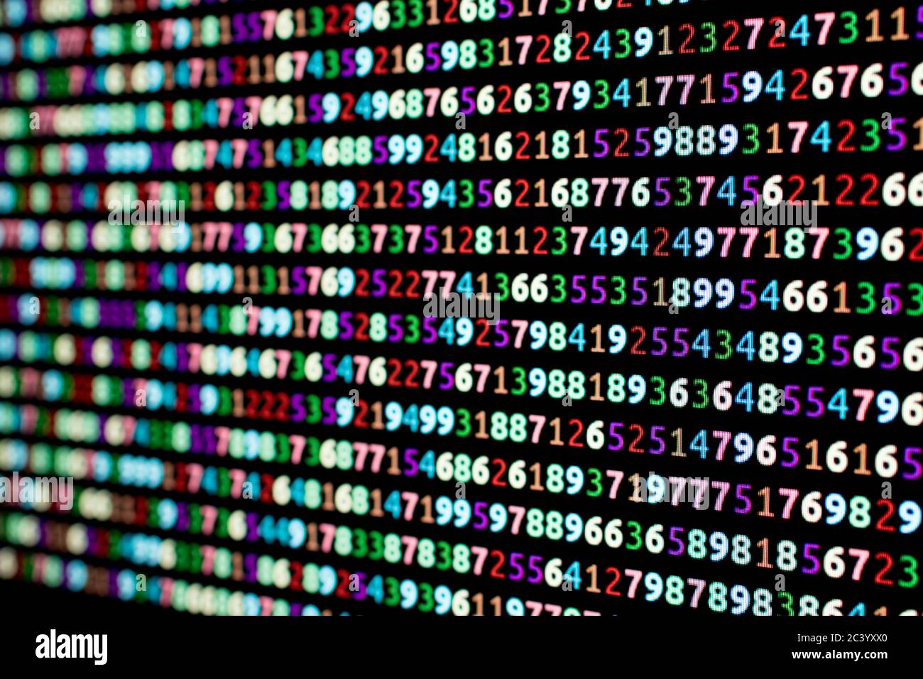 Série de chiffres colorés sur un moniteur d'ordinateur avec un flou en arrière-plan. Séquence de nombres avec des couleurs vives sur un fond noir Banque D'Images
