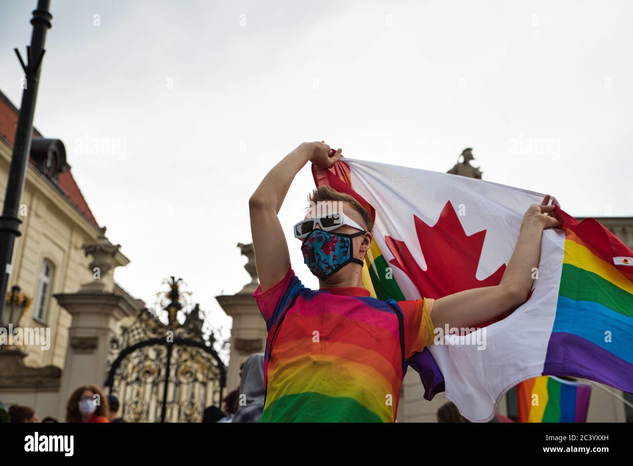 Les supporters LGBT protestent dans la rue avec des bannières et des drapeaux d'arc-en-ciel. Varsovie, Pologne, 21 juin 2020. Banque D'Images