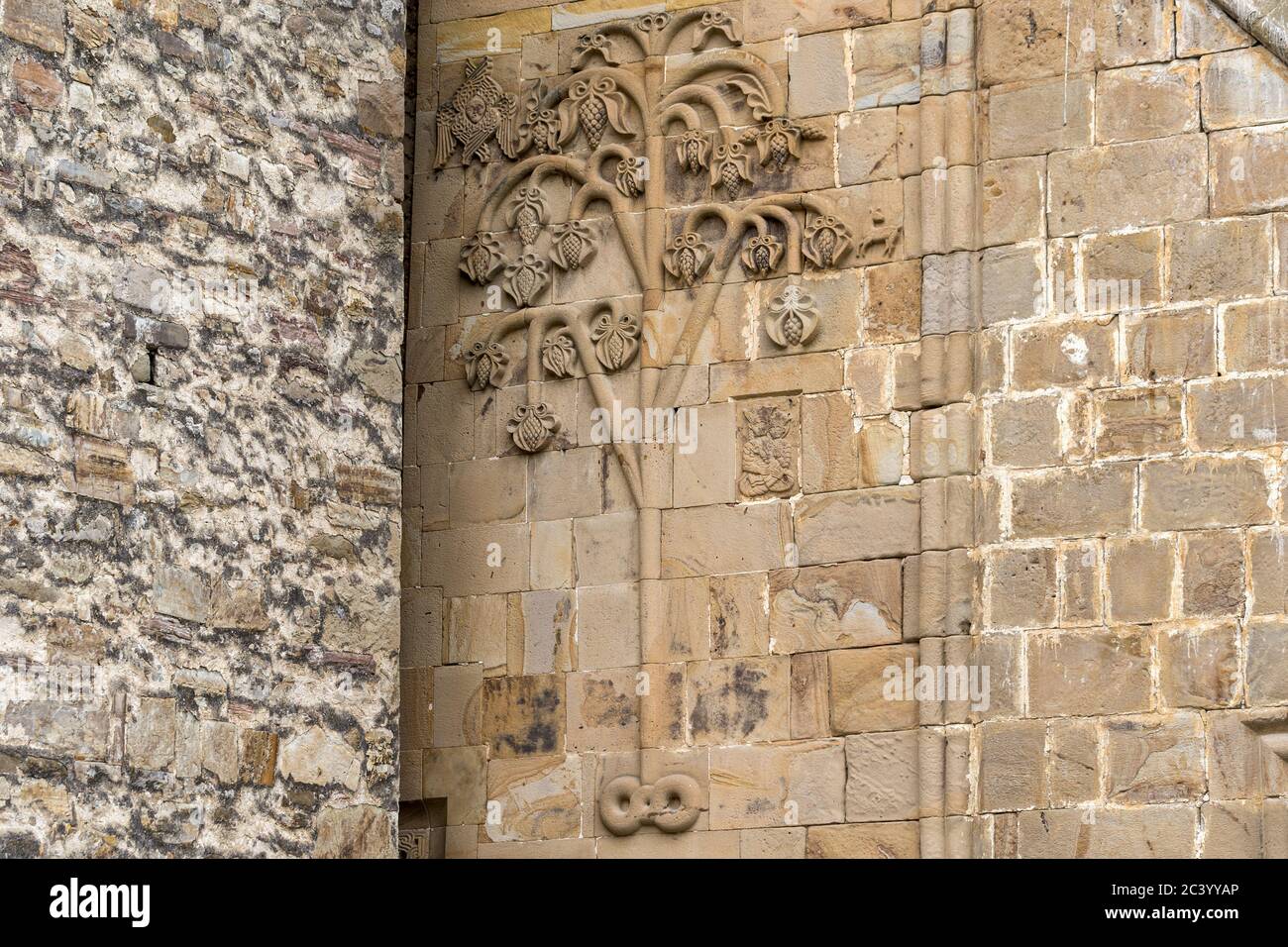 Tour de cloche et bas-relief, église de l'Assomption, forteresse d'Ananuri, (XVIe - XVIIe siècles), forteresse d'Ananuri de Géorgie, (XVIe - XVIIe siècles), Géo Banque D'Images