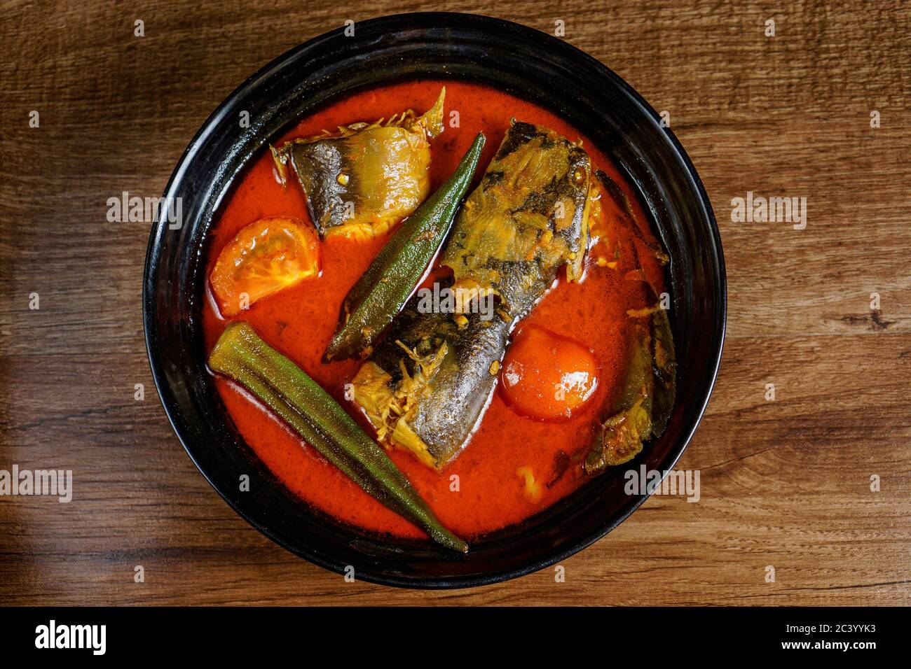 Poisson-chat avec sauce au curry épicée et légumes Banque D'Images