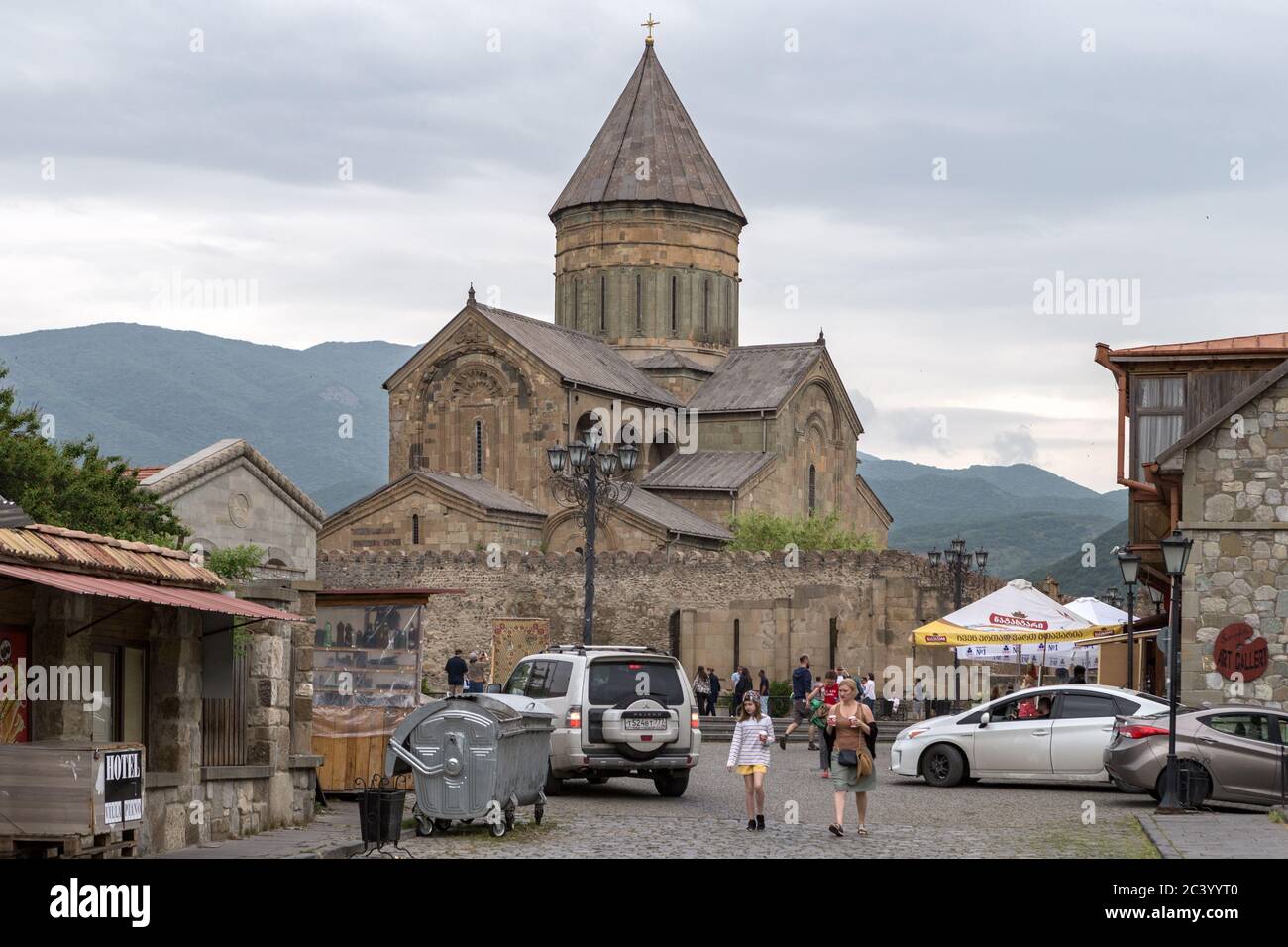 Vue de l'extérieur, la cathédrale Svetitskhoveli littéralement la cathédrale du pilier vivant, est une cathédrale orthodoxe de l'est située à Mtskheta, en Géorgie. Banque D'Images