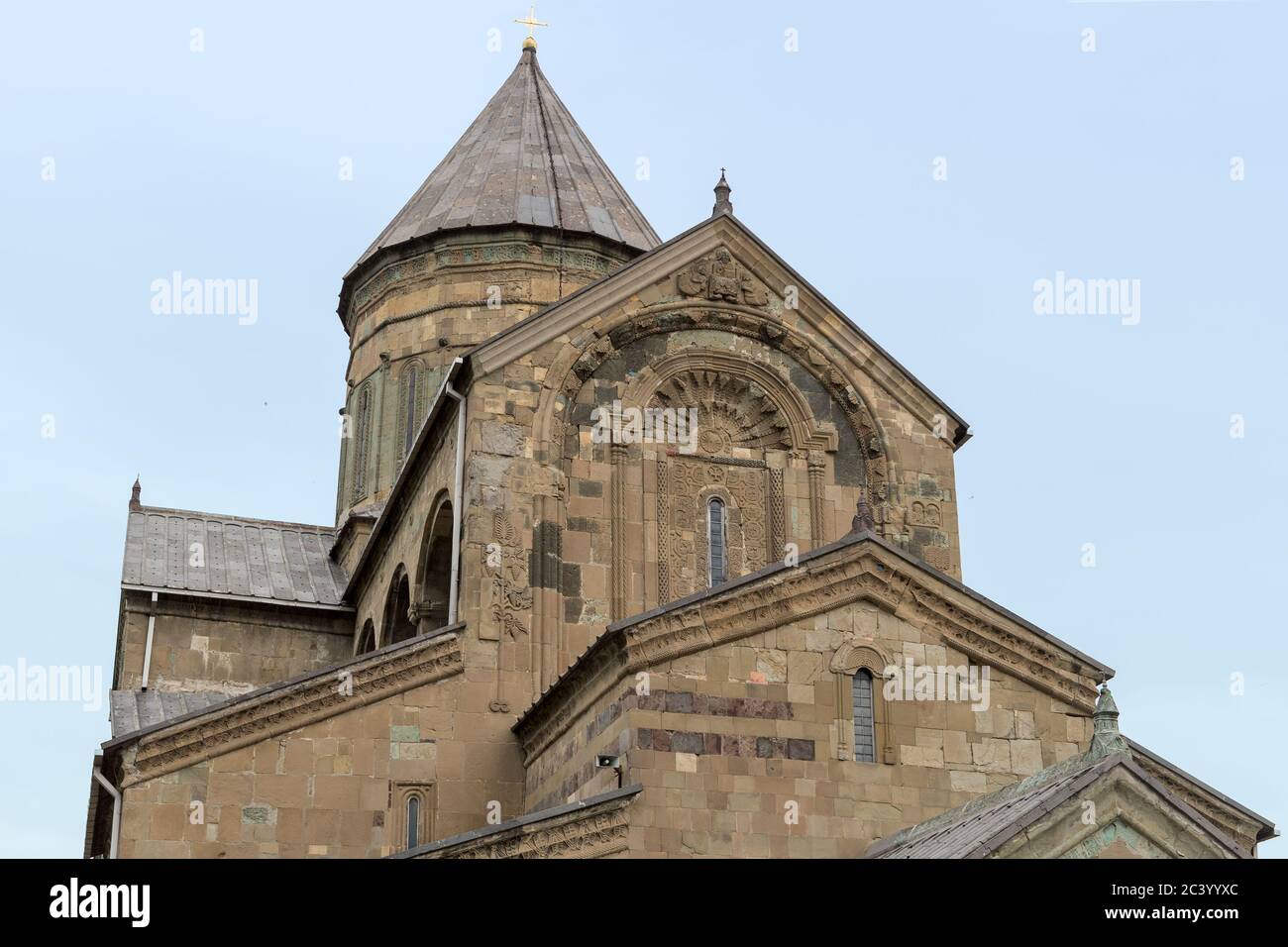 Façade d'entrée de la cathédrale Svetitskhoveli littéralement la cathédrale du pilier vivant, est une cathédrale orthodoxe orientale située à Mtskheta, Géorgie. Banque D'Images