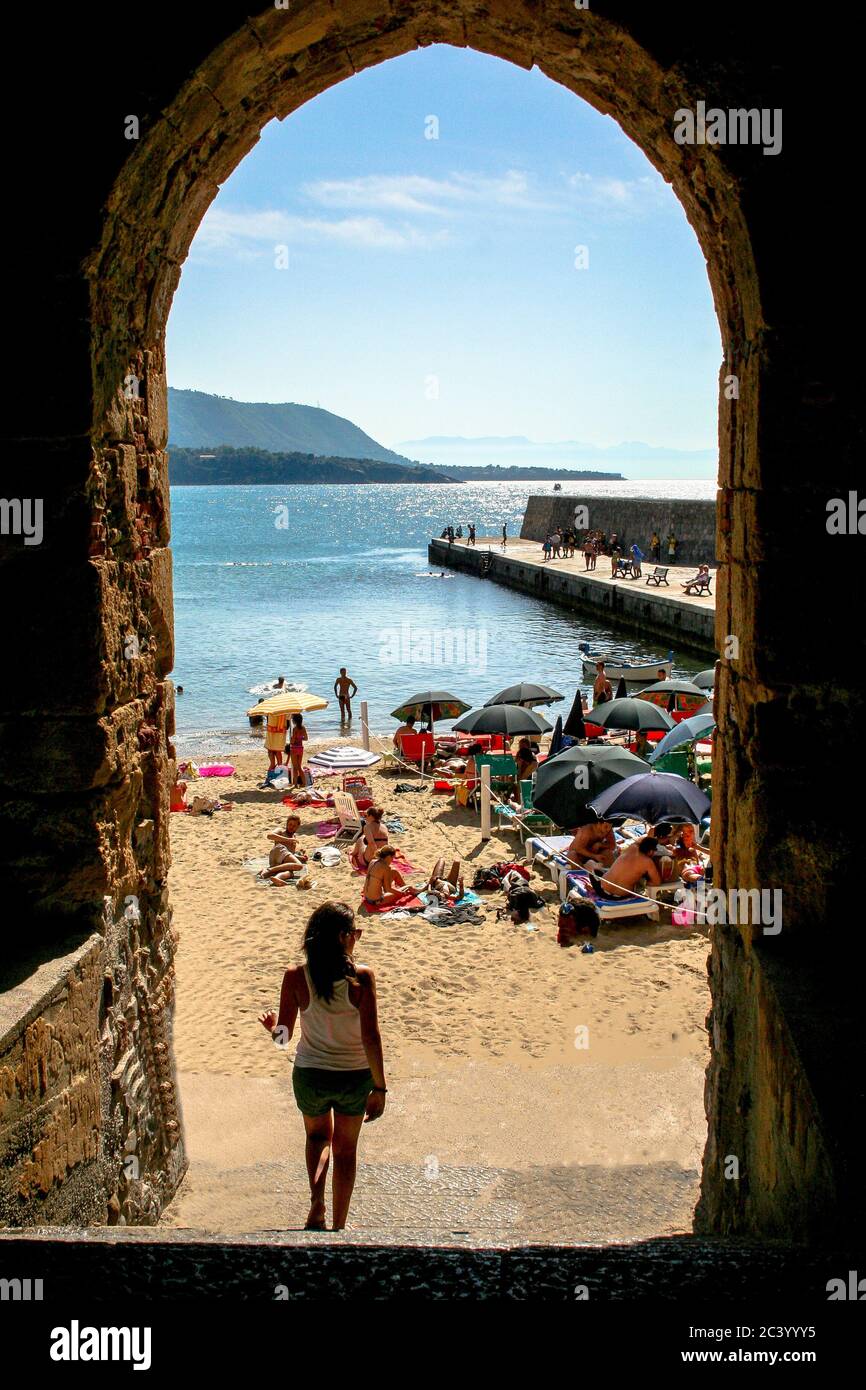 Arche d'entrée à une petite plage de Cefalu, (Sicile / Italie) Banque D'Images