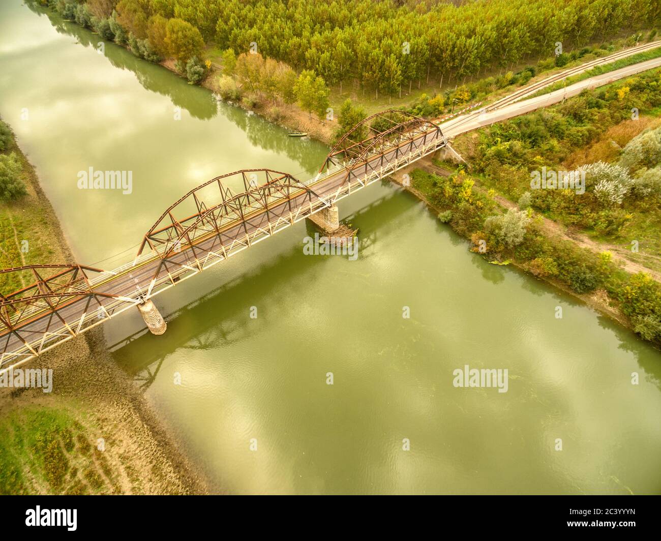 Photo Aero Route de pont sur la rivière Banque D'Images