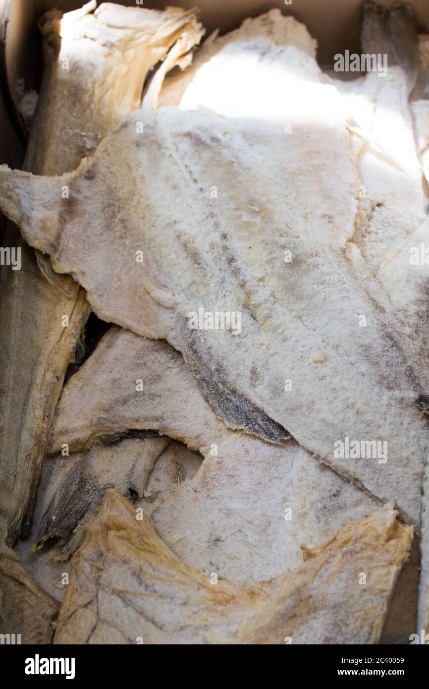 tranches de morue salée sèche pour mettre de l'eau pour la cuisson.  Produits saisonniers de la tradition italienne vendus sur le marché Photo  Stock - Alamy