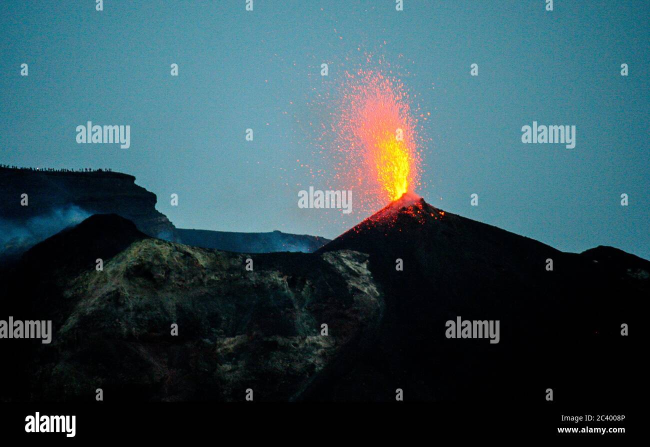 Éruption du volcan Stromboli. Stromboli appartient au groupe des îles éoliennes en Sicile (Italie) Banque D'Images