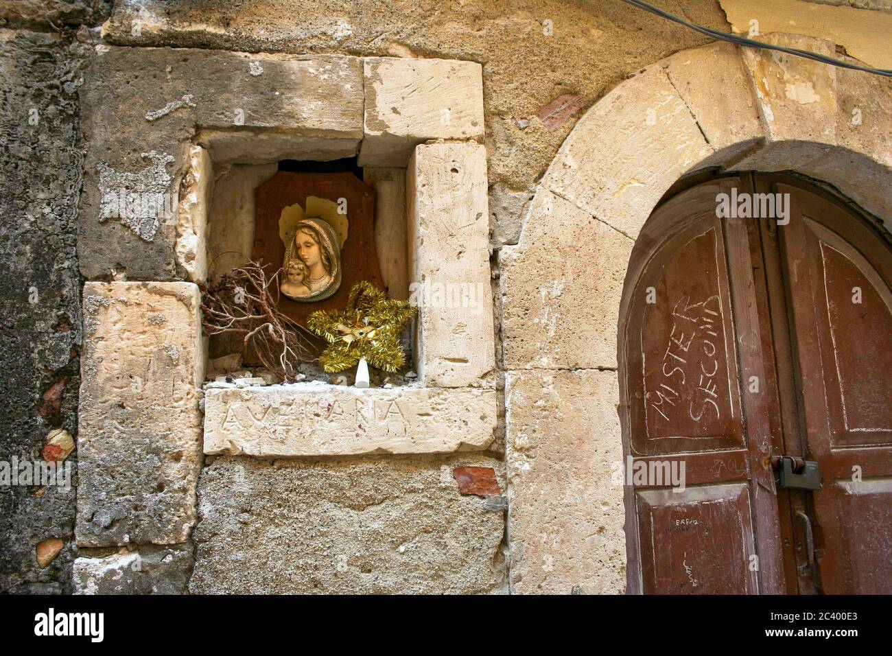 Autel à l'extérieur d'une maison dans un pueblo de Sicilia (Italie) Banque D'Images