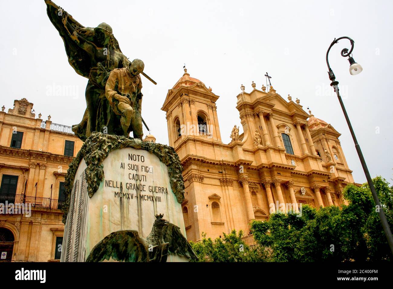Monument aux morts de la première Guerre mondiale à Noto Cathedral (Sicile / Italie) Banque D'Images