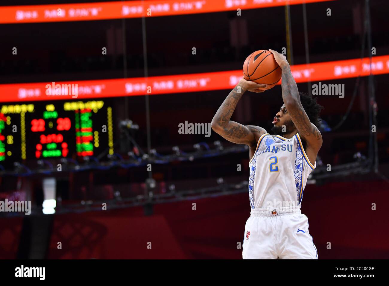 Antonio Davon Blakeney, joueur américain de basket-ball, de Jiangsu Dragons Kentier, tire lors d'un match à la première étape de la reprise de l'Association chinoise de basket-ball (CBA) contre Shenzhen New Century Aviators, ville de Dongguan, province de Guangdong, dans le sud de la Chine, le 20 juin 2020. Jiangsu Dragons Kentier a battu Shenzhen New Century Aviators avec 105-98. La ligue de basket-ball chinoise a repris après un arrêt de presque cinq mois, avec moins de joueurs étrangers et aucun fan dans les tribunes. L'ABC a été suspendue le 24 janvier, une semaine avant son retour prévu à la suite d'une pause printanière à la Banque D'Images