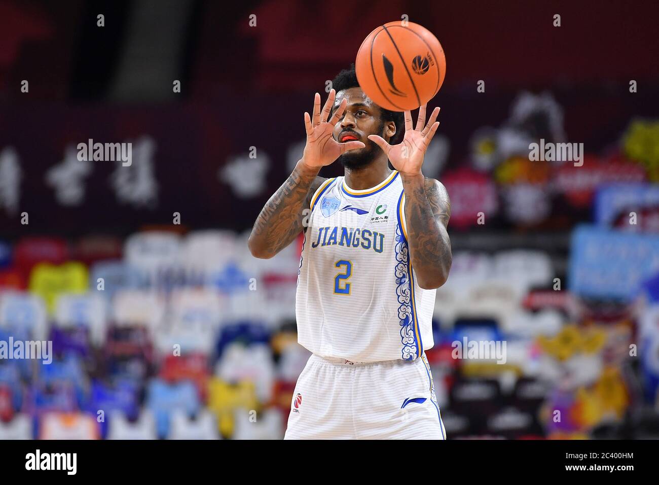 Antonio Davon Blakeney, joueur américain de basket-ball, de Jiangsu Dragons Kentier, à droite, passe le ballon lors d'un match à la première étape de la reprise de l'Association chinoise de basket-ball (CBA) contre Shenzhen New Century Aviators, ville de Dongguan, province de Guangdong, dans le sud de la Chine, le 20 juin 2020. Jiangsu Dragons Kentier a battu Shenzhen New Century Aviators avec 105-98. La ligue de basket-ball chinoise a repris après un arrêt de presque cinq mois, avec moins de joueurs étrangers et aucun fan dans les tribunes. L'ABC a été suspendue le 24 janvier, une semaine avant qu'il ne soit prévu de revenir à la suite d'un spr Banque D'Images