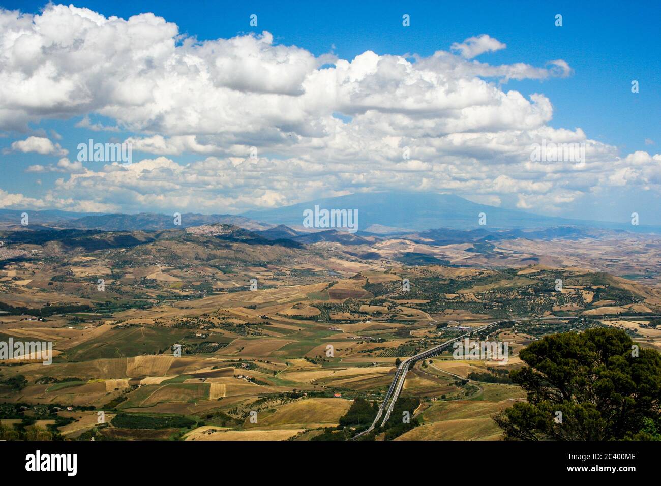 Vue aérienne de la zone centrale de l'île de Sicile, depuis la ville d'Enna (Italie) Banque D'Images
