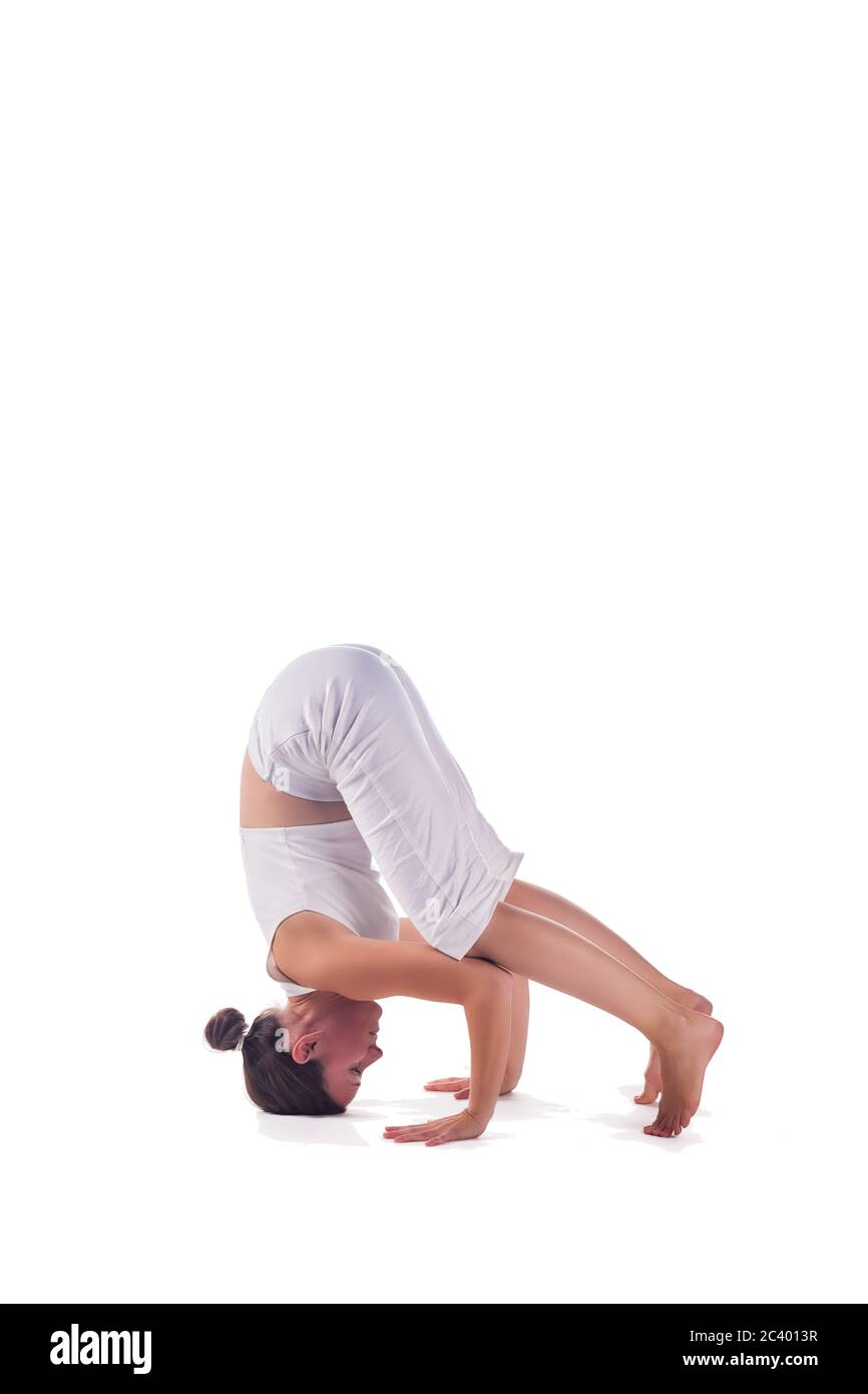 Femme pratiquant le yoga se préparant à la posture du « têteau ». Sirshasana Banque D'Images