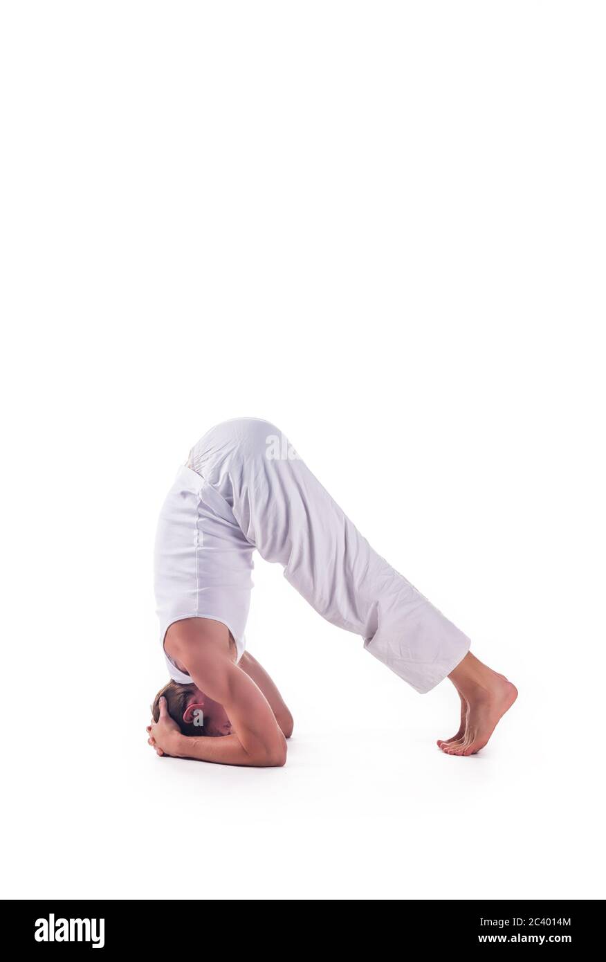 Homme pratiquant le yoga entrant dans la tête. Banque D'Images
