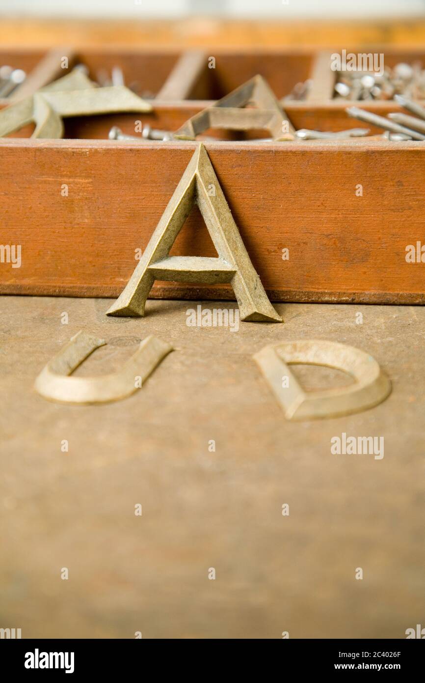 Différentes lettres avec une boîte en bois Banque D'Images