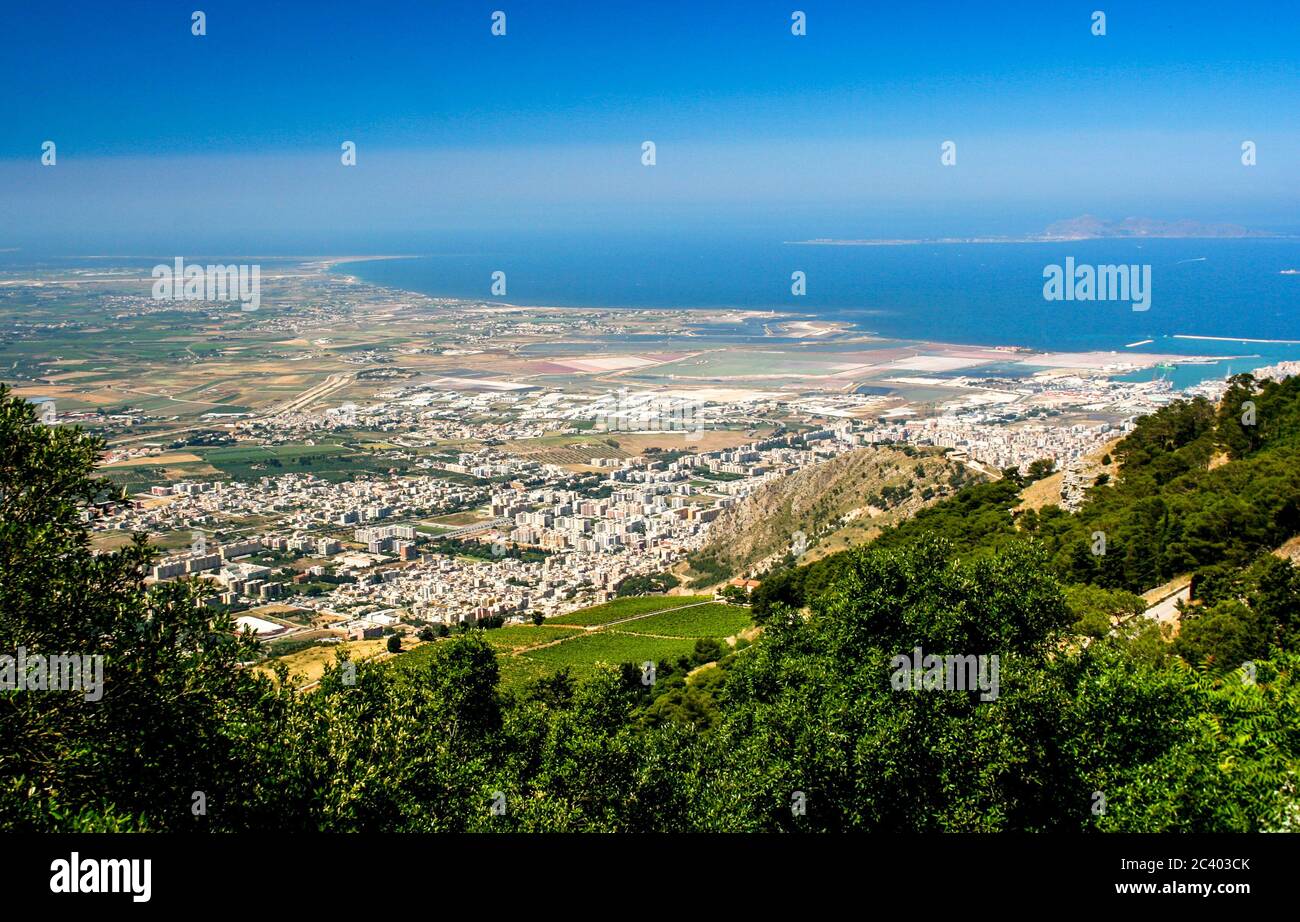 Vue sur Trapani (Sicile occidentale) depuis la ville d'Erice. En arrière-plan sont les îles Egadi (Sicile / Italie) Banque D'Images
