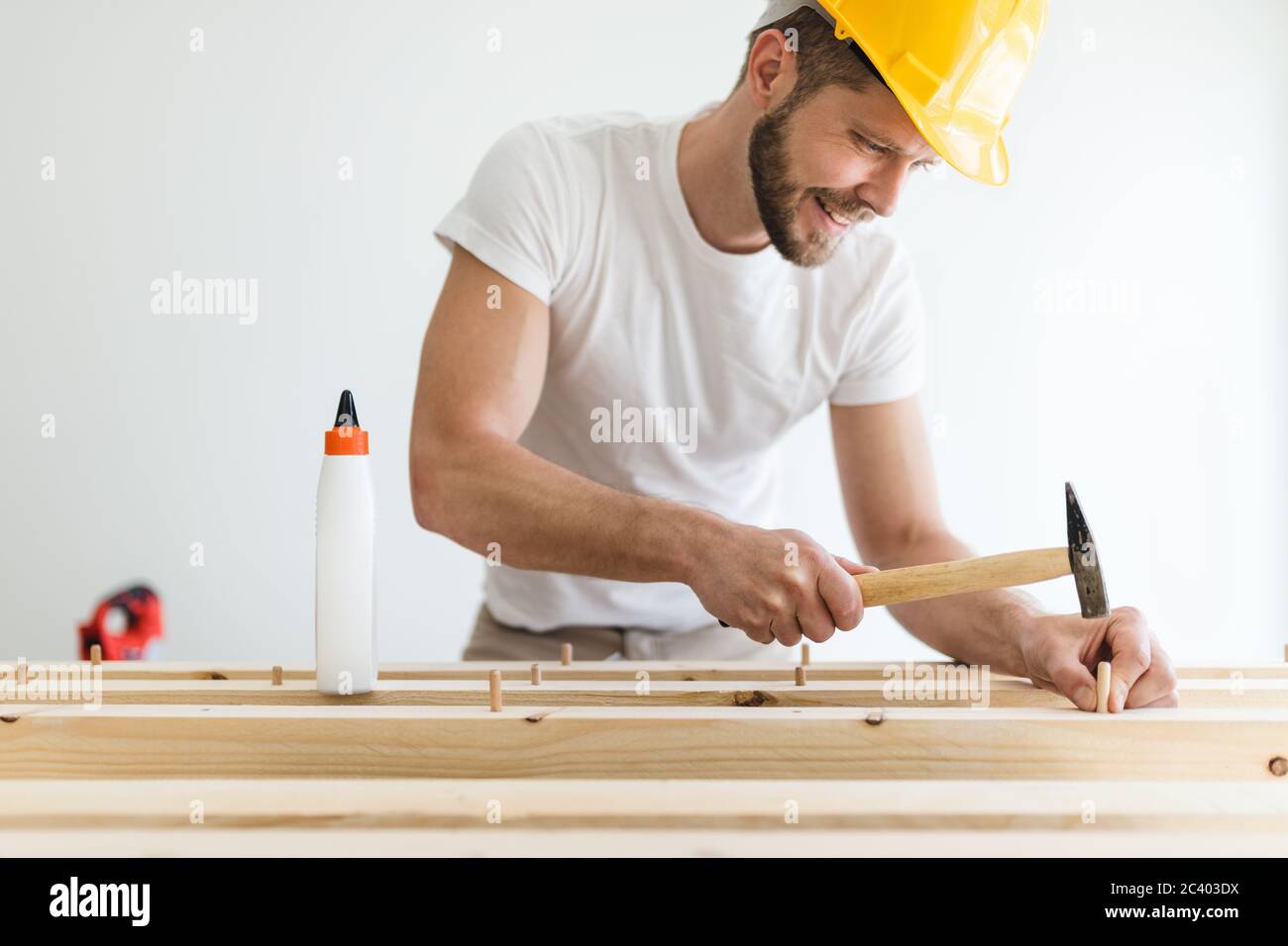 Menuisier de sexe masculin travaillant sur un projet dans son atelier Banque D'Images
