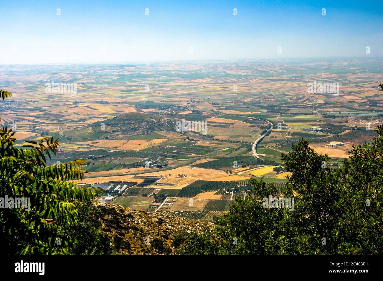 Vue sur le plateau ouest de la Sicile, depuis la ville d'Erice (Sicile / Italie) Banque D'Images