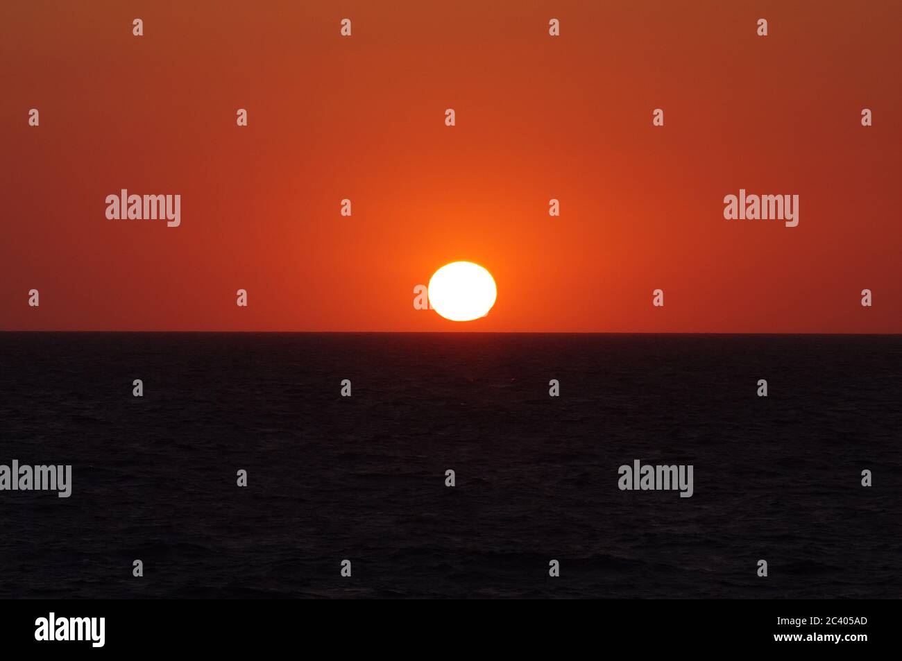 Série d'images de coucher de soleil sur l'océan, Orbe jaune s'enfoncant dans la mer, séquence d'images d'un coucher de soleil dans la mer, séquence d'images d'un soleil Banque D'Images