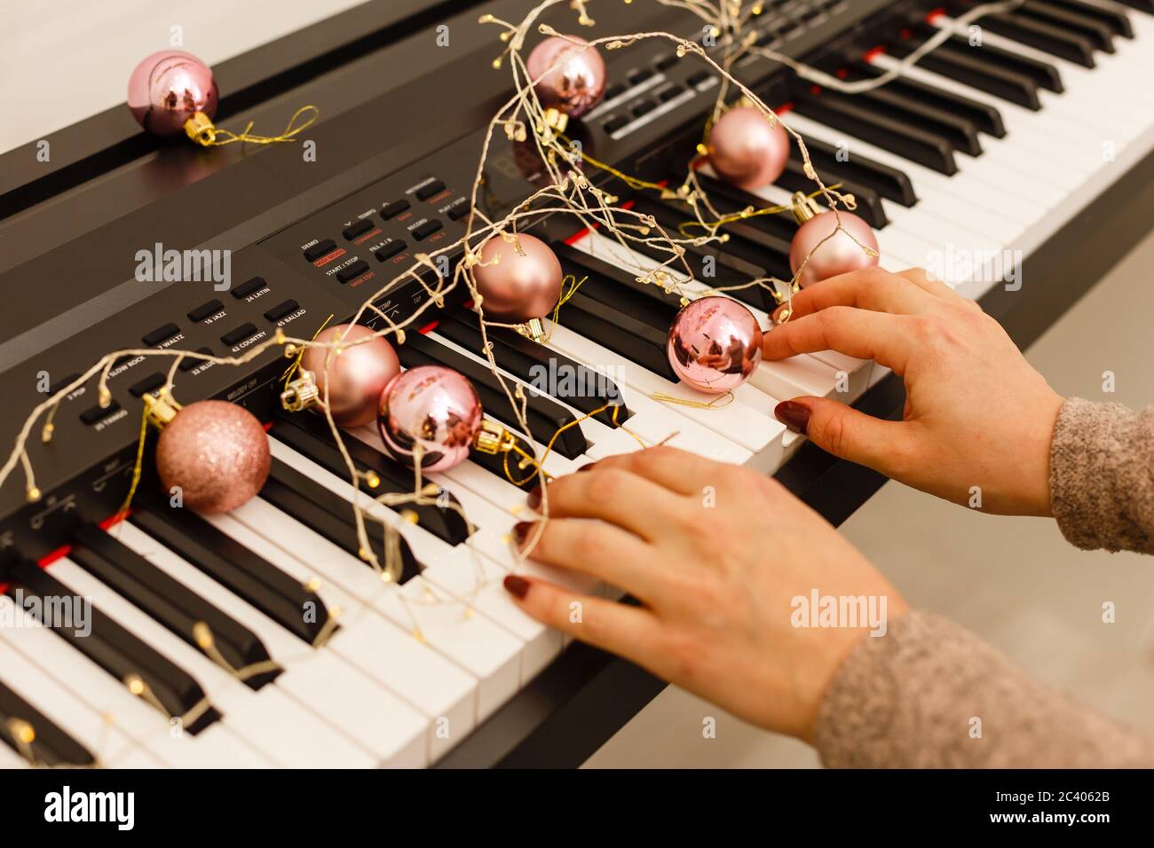 Clavier piano avec décoration de Noël, closeup Photo Stock - Alamy