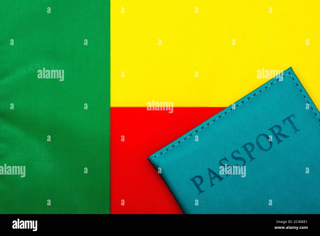 Sur le fond du drapeau du Bénin est un passeport. Le concept de voyage et de tourisme. Banque D'Images