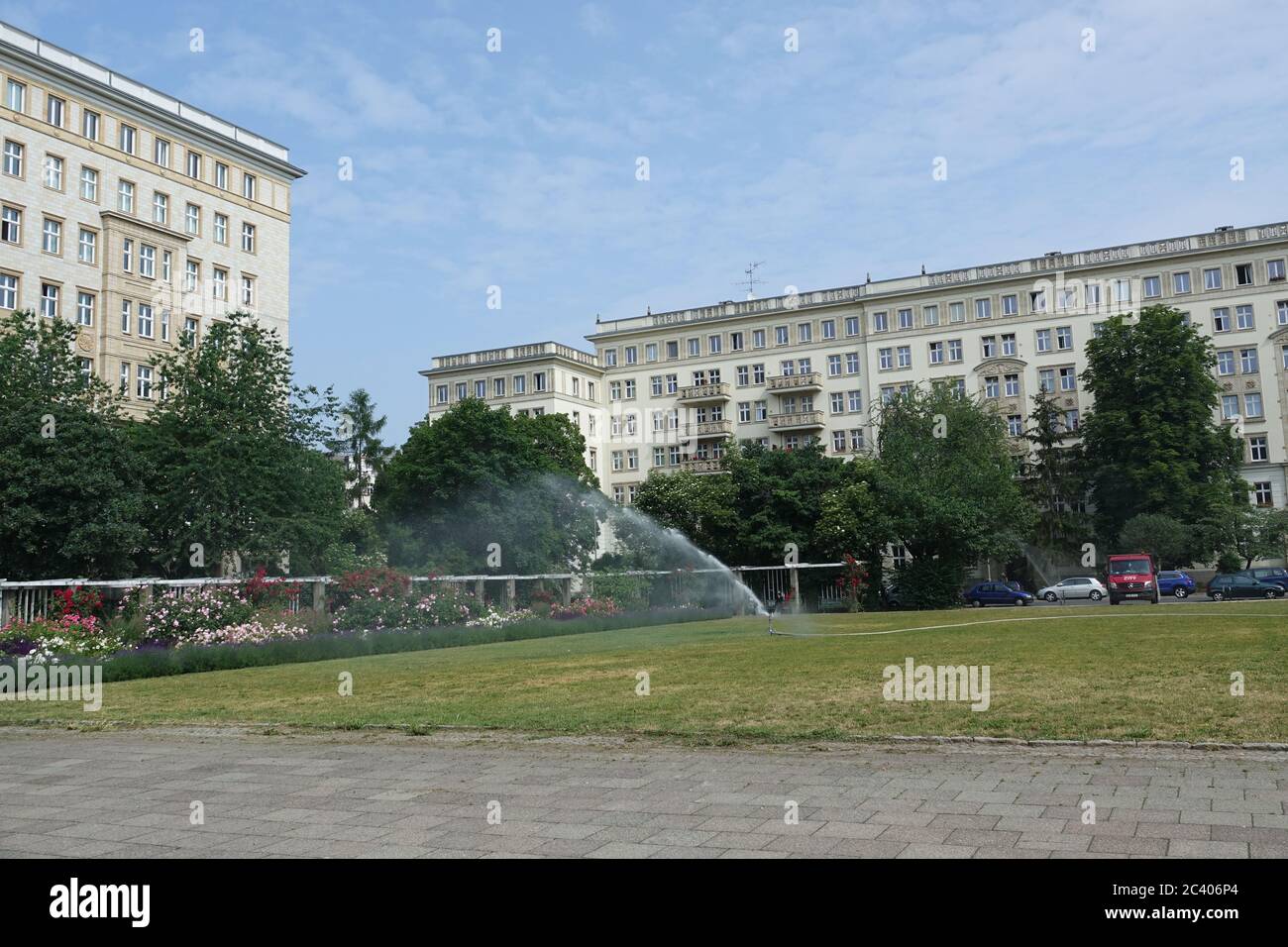 Berlin, Allemagne. 12 juin 2020. La pelouse du jardin de roses de Karl-Marx-Allee est arrosée. Crédit : Alexandra Schuler/dpa/Alay Live News Banque D'Images