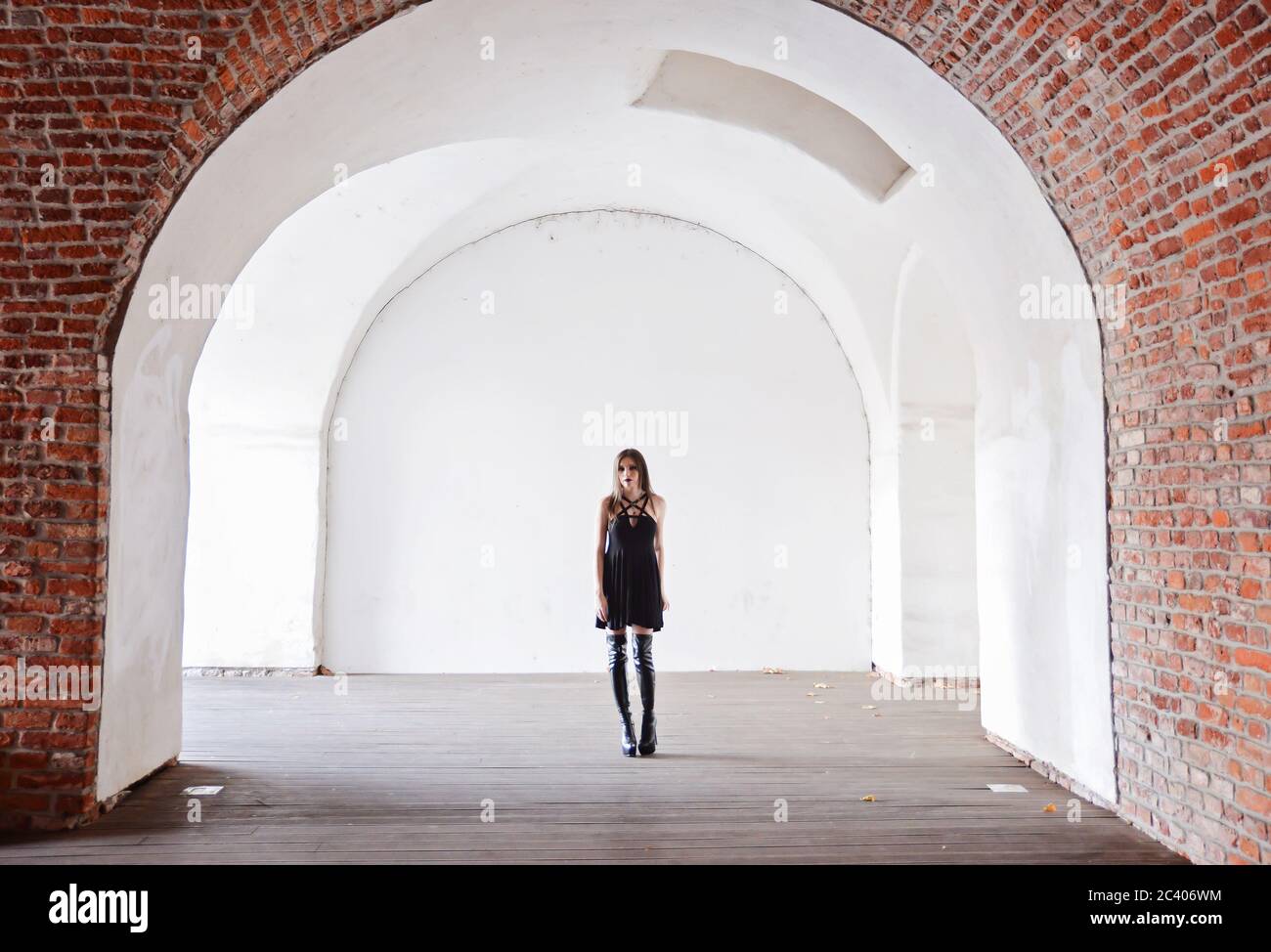 Portrait d'une belle femme brunette. Le modèle porte une jupe courte noire et des bottes en cuir hauteur genou. Talons hauts Banque D'Images