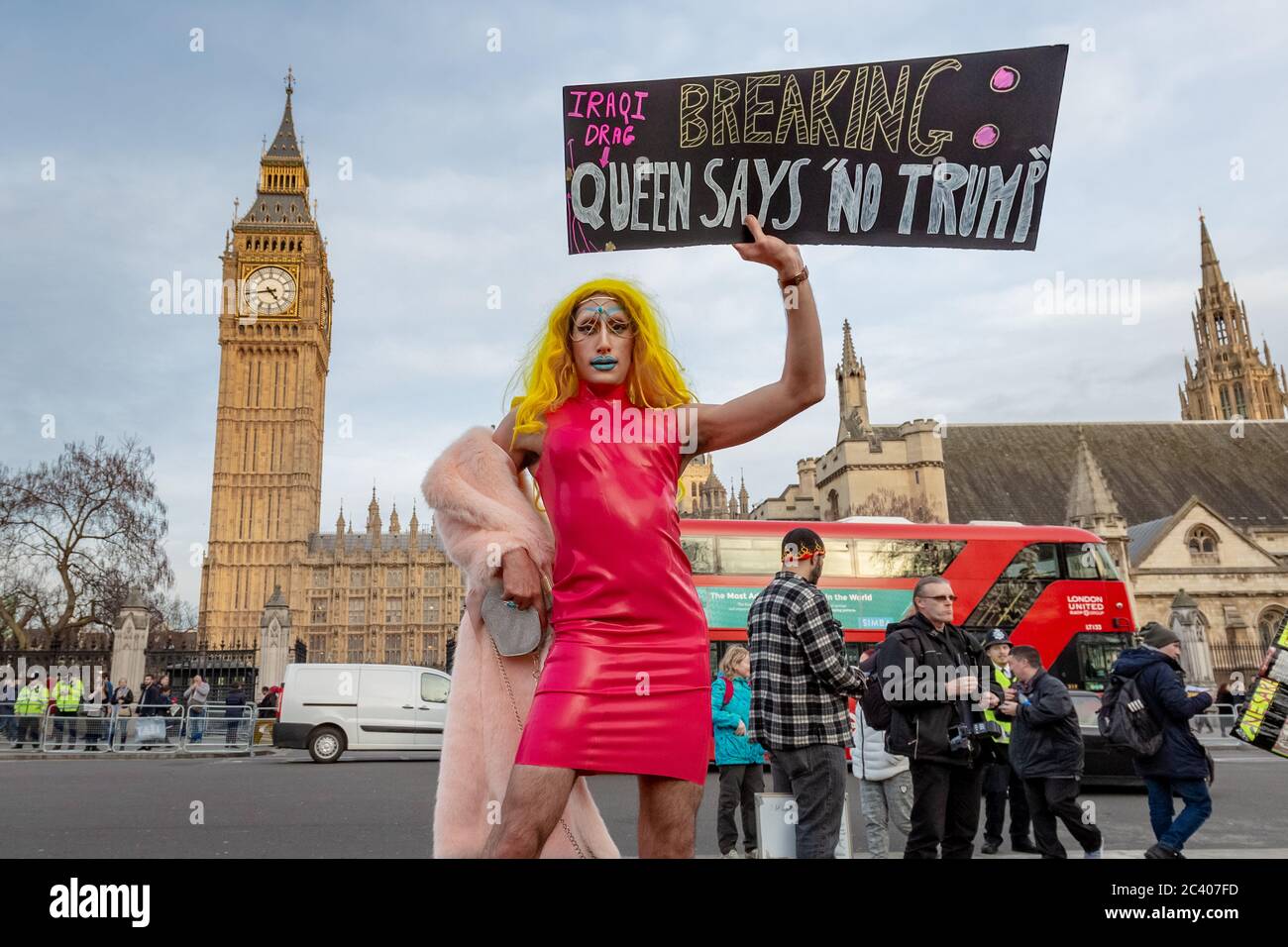 Amrou Al-Kadhi, un interprète et chanteur de la reine de dragde Grande-Bretagne et d’Irak, rejoint la manifestation de l’opposition contre Donald Trump sur la place du Parlement, à Londres, au Royaume-Uni. Banque D'Images