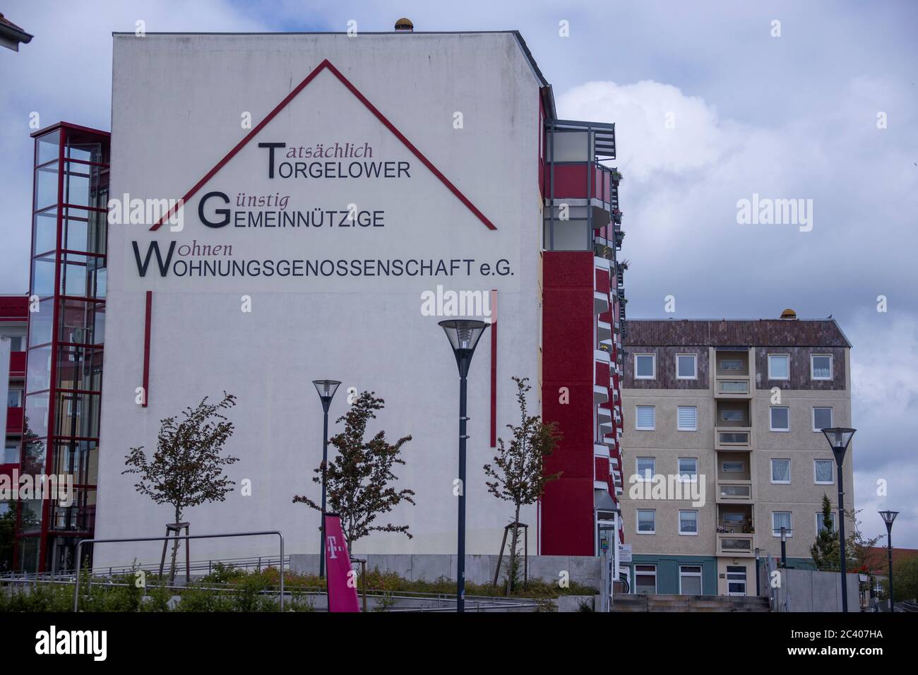 Torgelow, Allemagne. 05e juin 2020. La coopérative d'habitation TGW propose des appartements abordables dans des bâtiments préfabriqués à Bahnhofstraße dans la vieille ville. La petite ville, mentionnée pour la première fois en 1281 et maintenant avec environ 9,000 habitants, fut fondée comme centre commercial au confluent des rivières Uecker et Randow. De nombreux appartements et boutiques dans la vieille ville sont vides aujourd'hui. Credit: Jens Büttner/dpa-Zentralbild/ZB/dpa/Alay Live News Banque D'Images