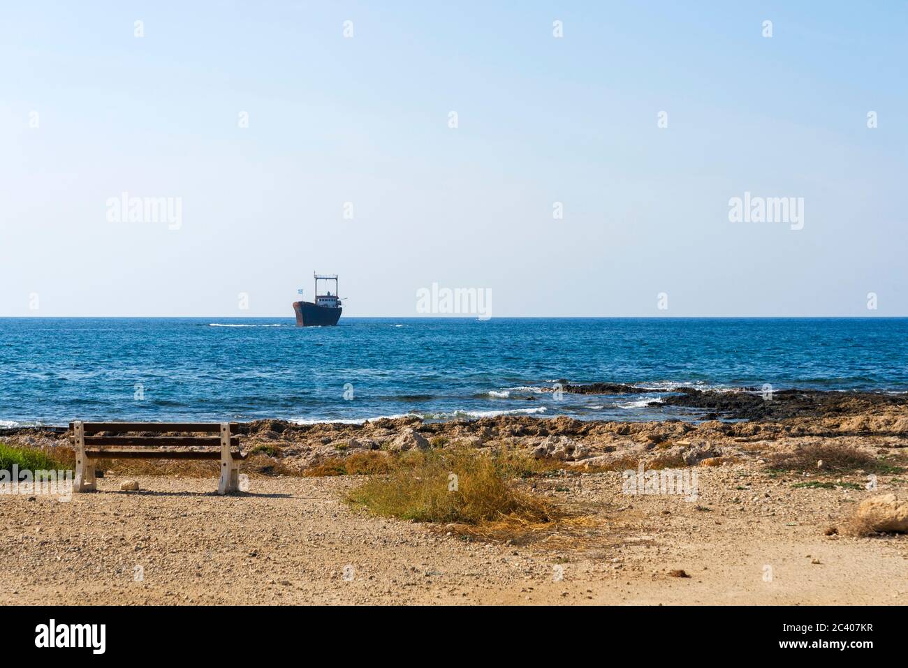 Un navire abandonné a fait naufrage au large de Chypre. Navire abandonné navire-citerne dans la mer Méditerranée, près de la ville de Paphos. Banque D'Images