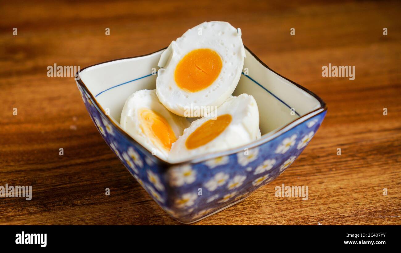 Un œuf de canard salé est un produit alimentaire chinois conservé en trempant les œufs de canard dans la saumure ou en les emballant dans du charbon de bois salé humide. Canard salé, par exemple Banque D'Images