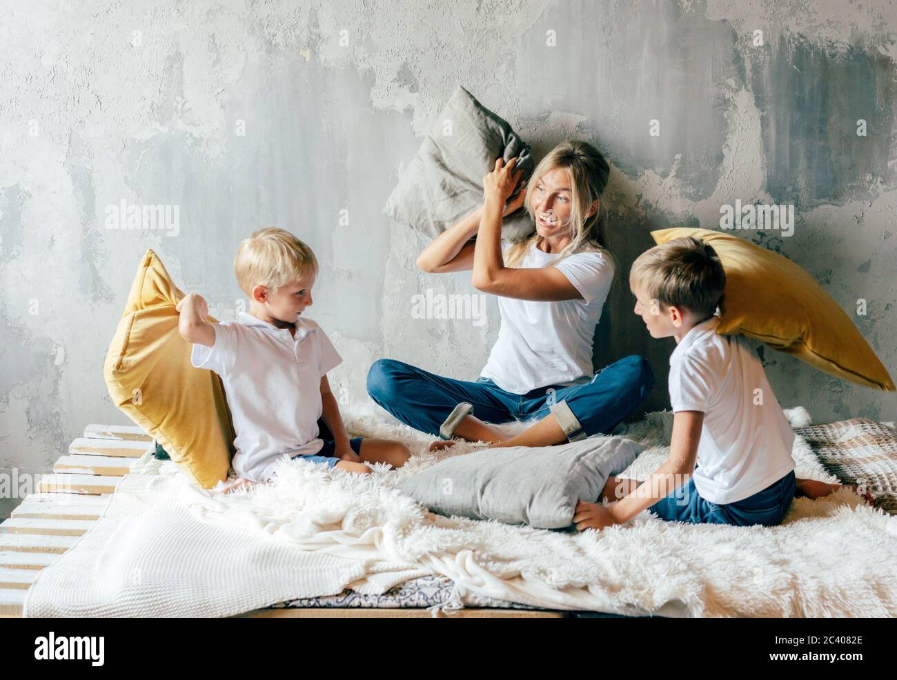 .Maman avec enfants combat les oreillers Banque D'Images